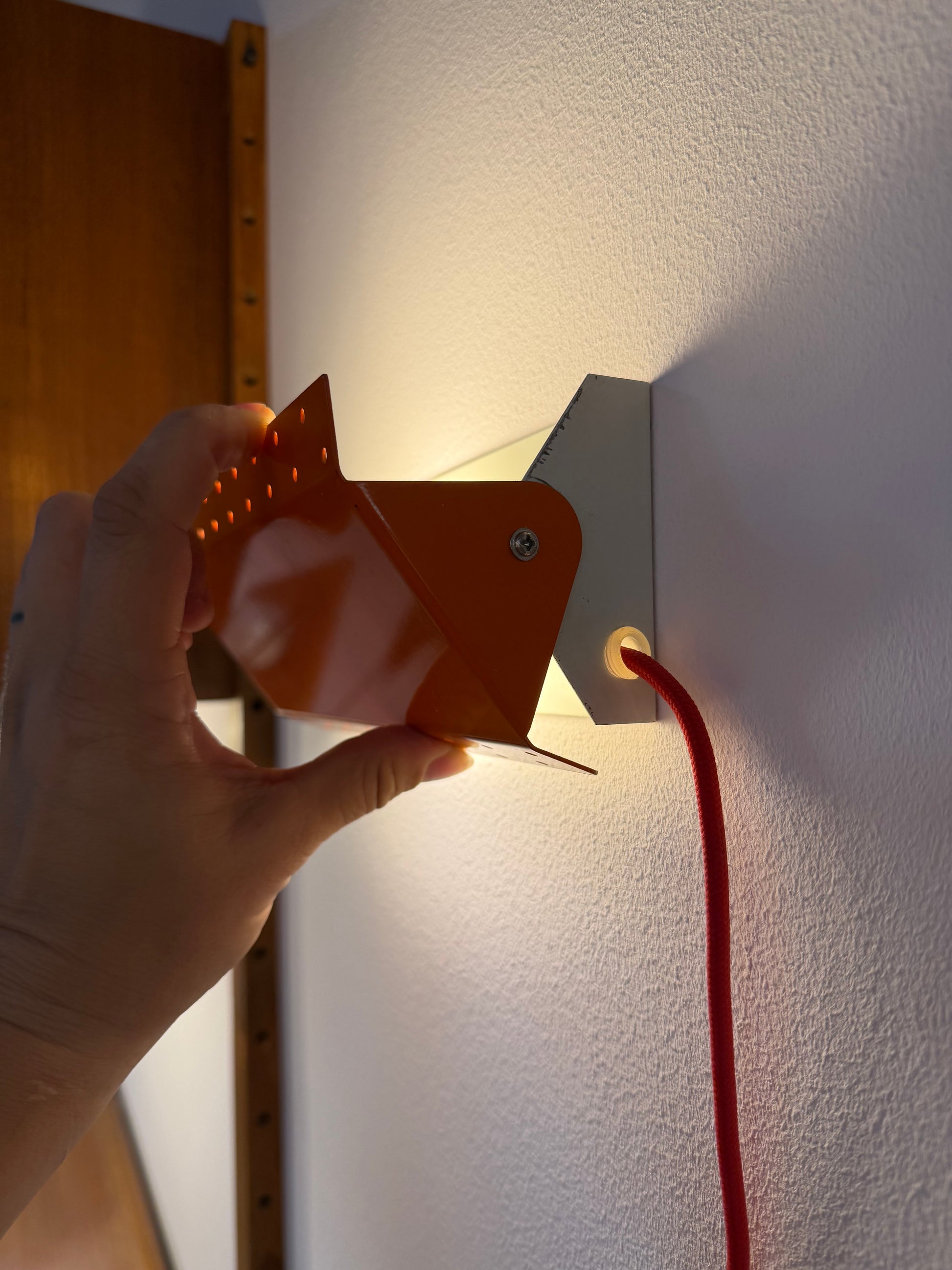 Wandlampe E.S. Horn orange mit beweglichen Visier