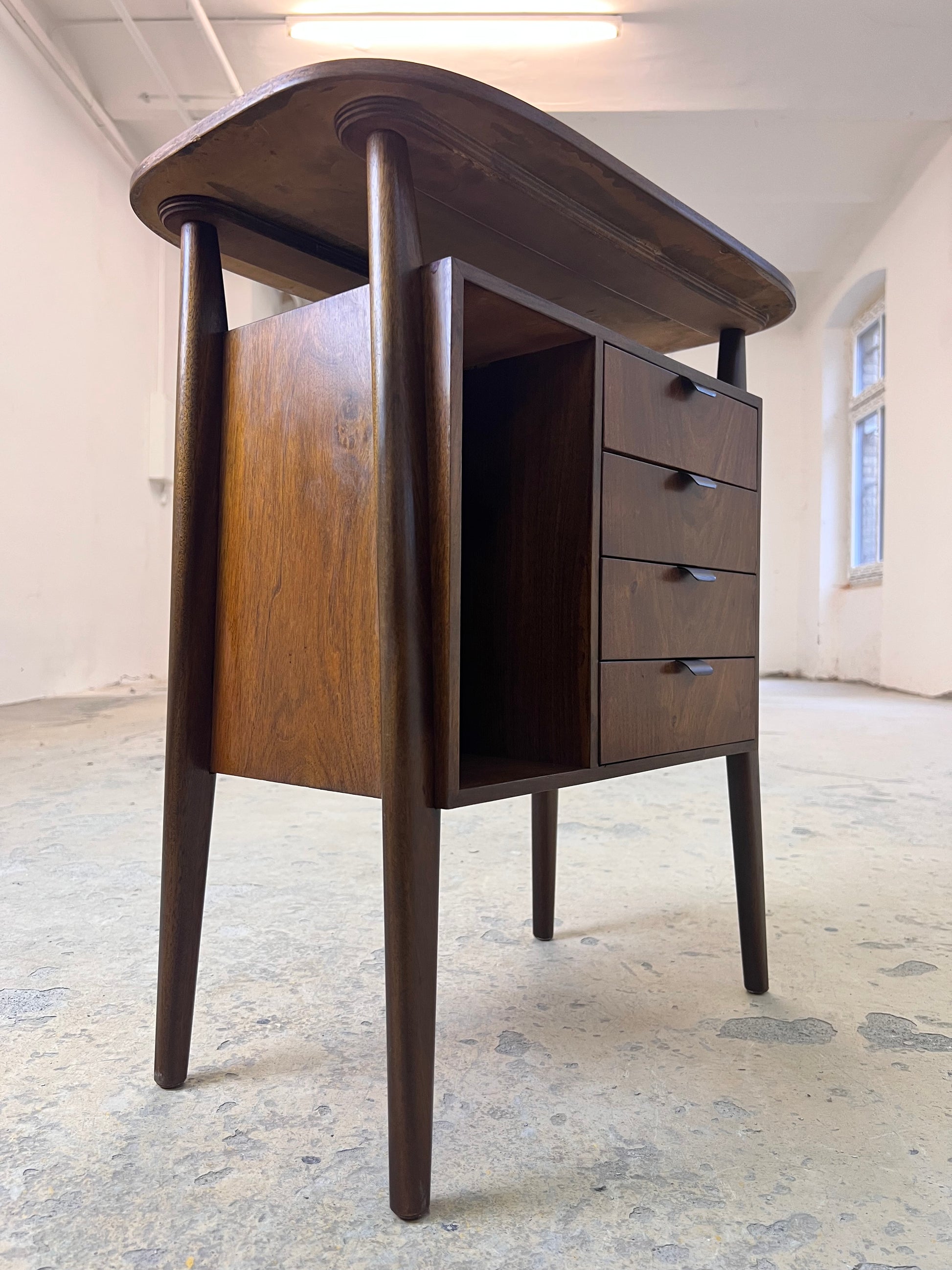 Kleine Kommode Nussbaum mit Metallgriffen aus Dänemark