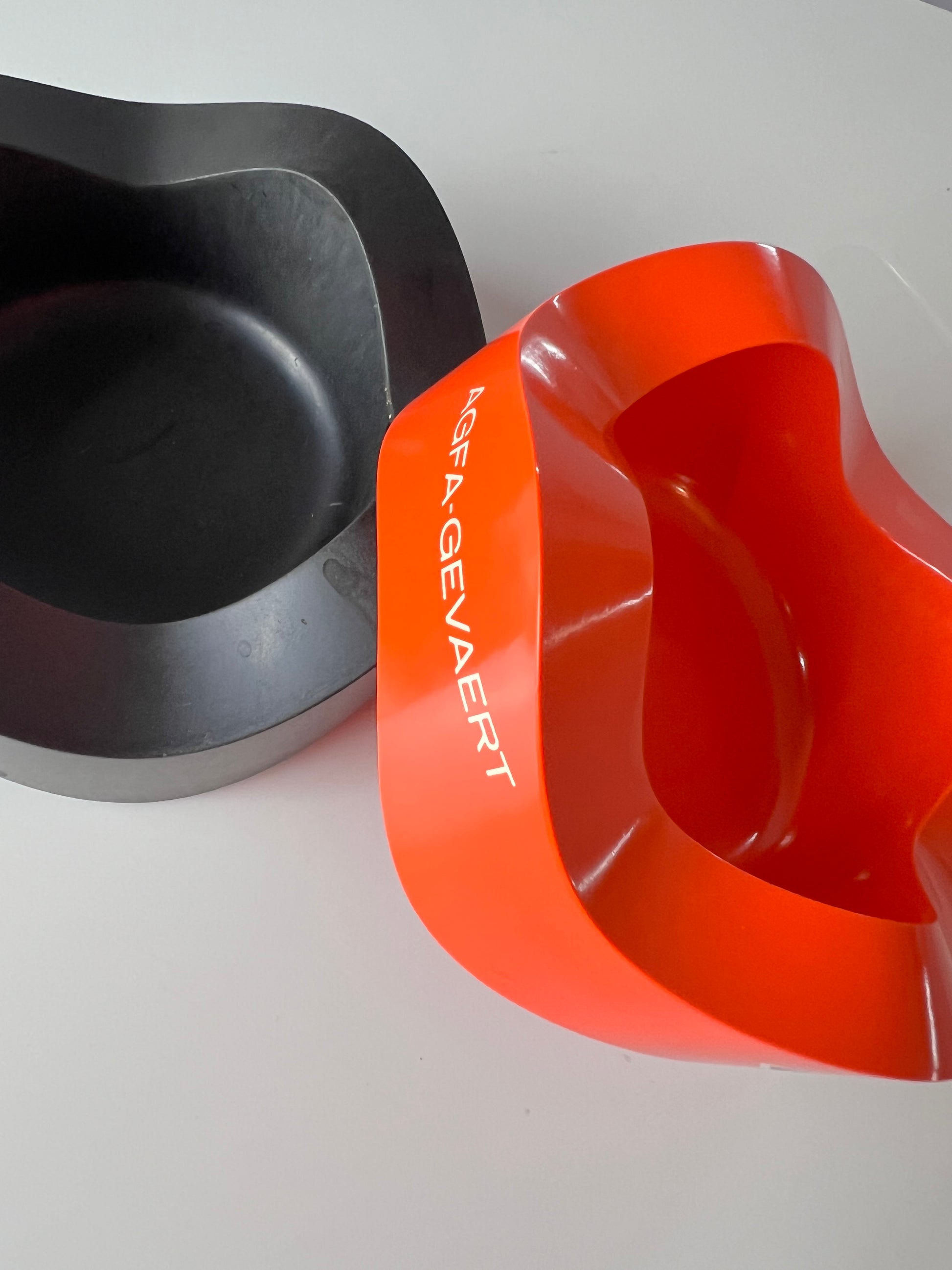 Set: 2 Aschenbecher schwarz rot von Walter Zeischegg für Helit
