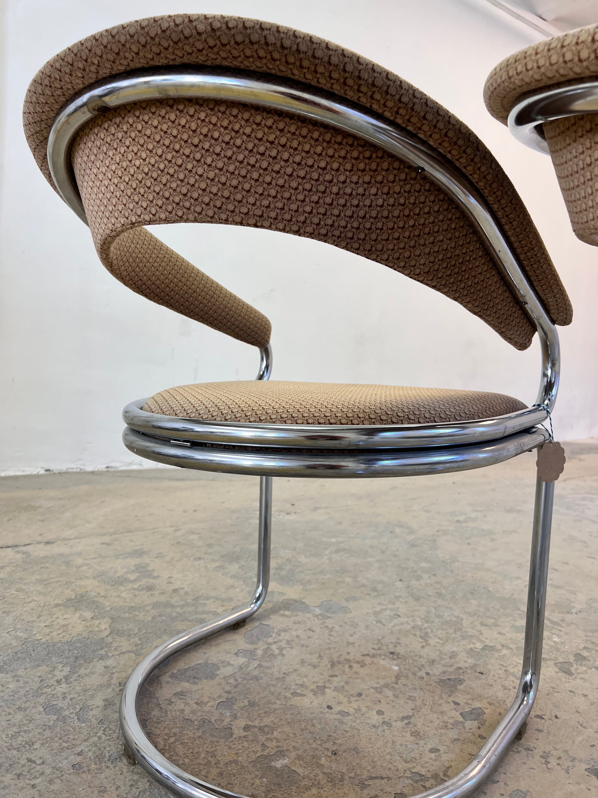 Freischwinger beige Chrom von Giotto Stoppino - mit kleinen Gebrauchsspuren