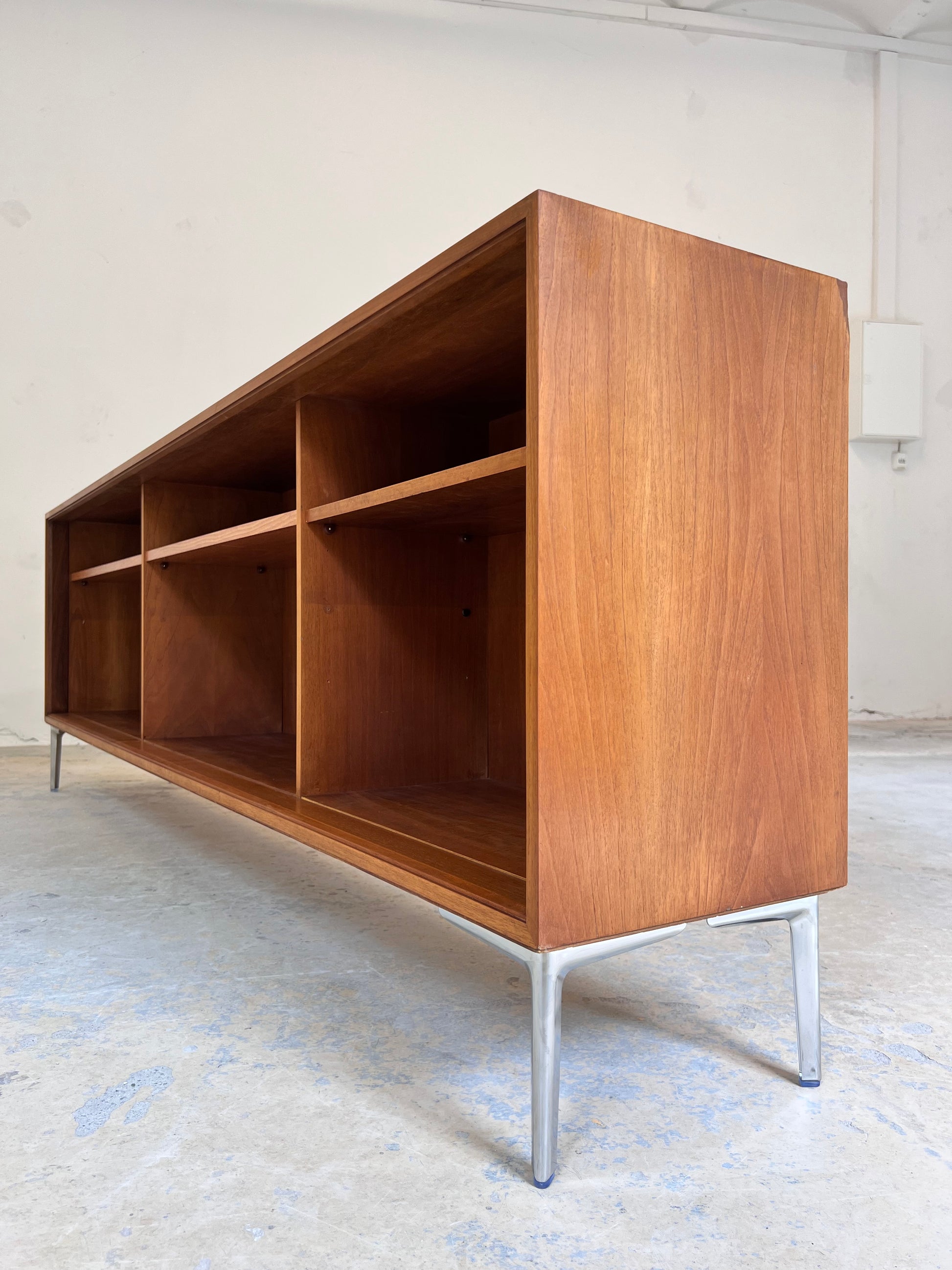 Sideboard Regal Nussbaum mit neuen Chromfüßen