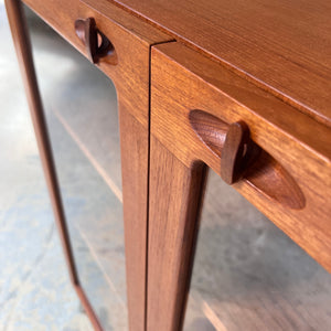 Vitrinenschrank Teak mit neuen Chromfüßen von H.W.Klein für Bramin