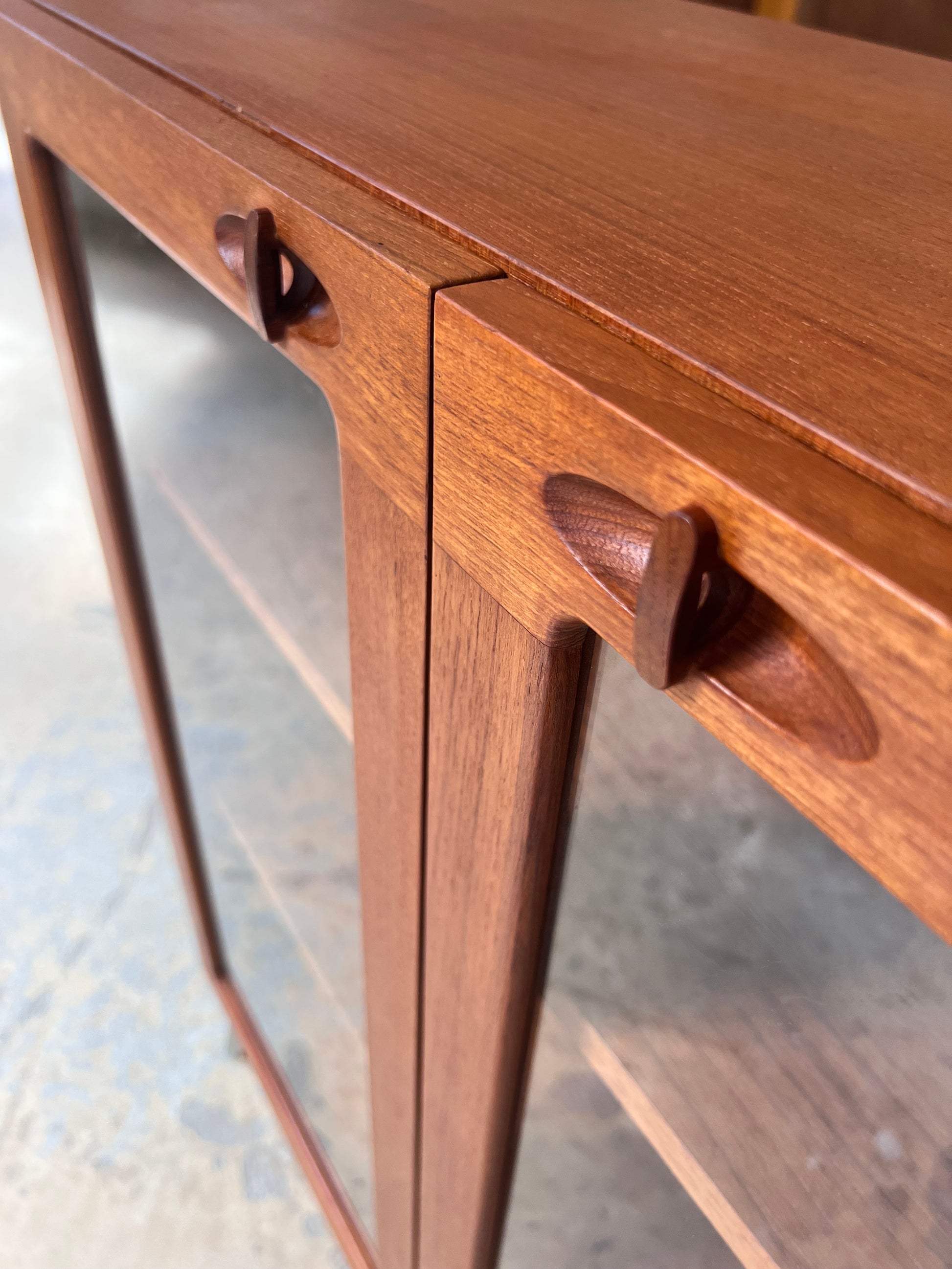 Vitrinenschrank Teak mit neuen Chromfüßen von H.W.Klein für Bramin