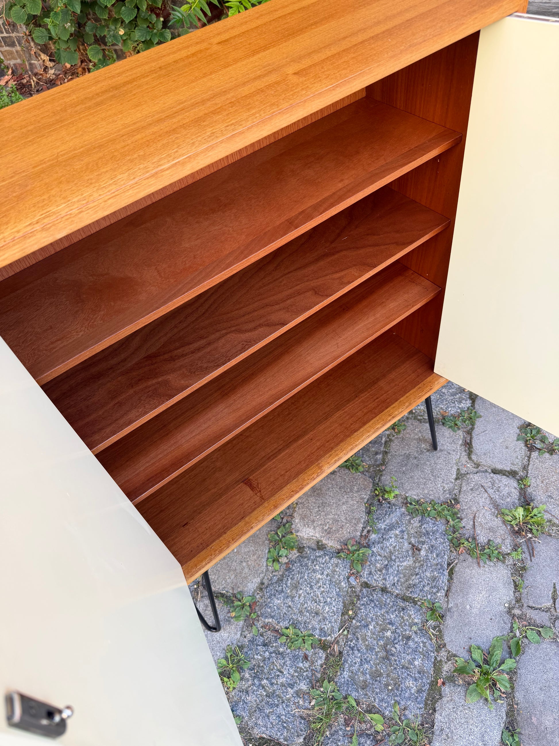Schrank mit Schloss & neuen Hairpinlegs