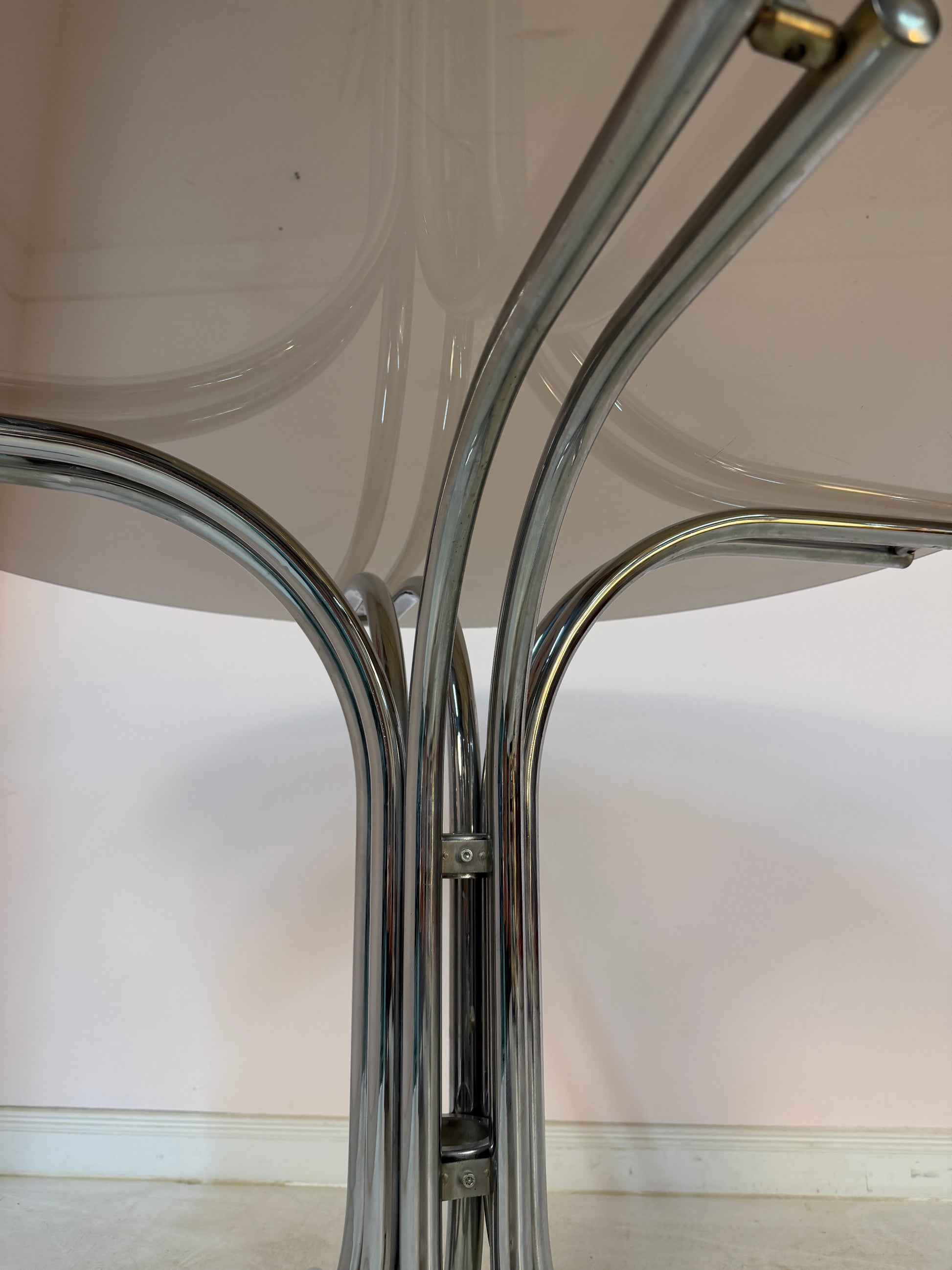 Runder Esstisch Chrom & Rauchglas