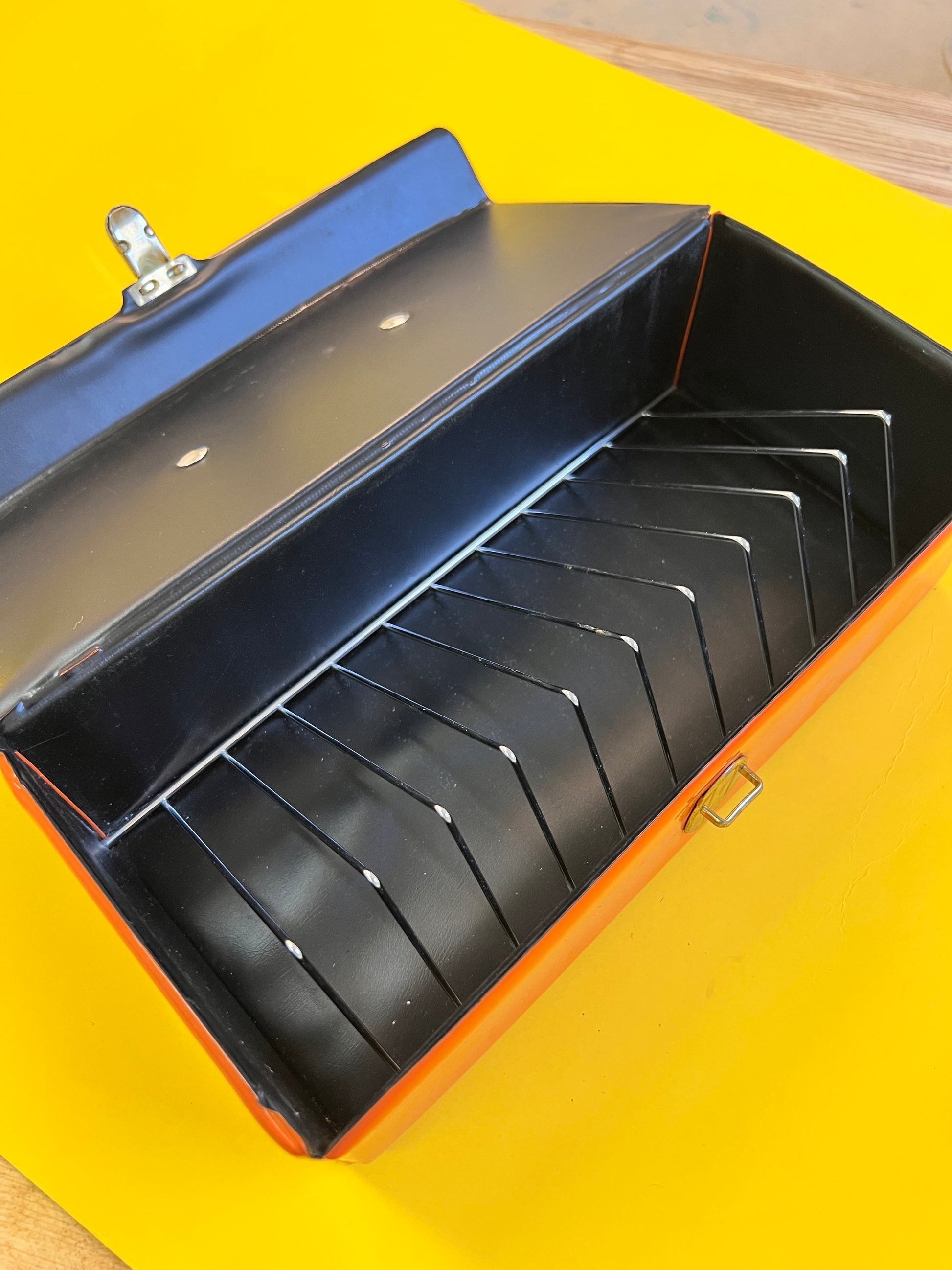 Kassettencase / Box rot schwarz 70er