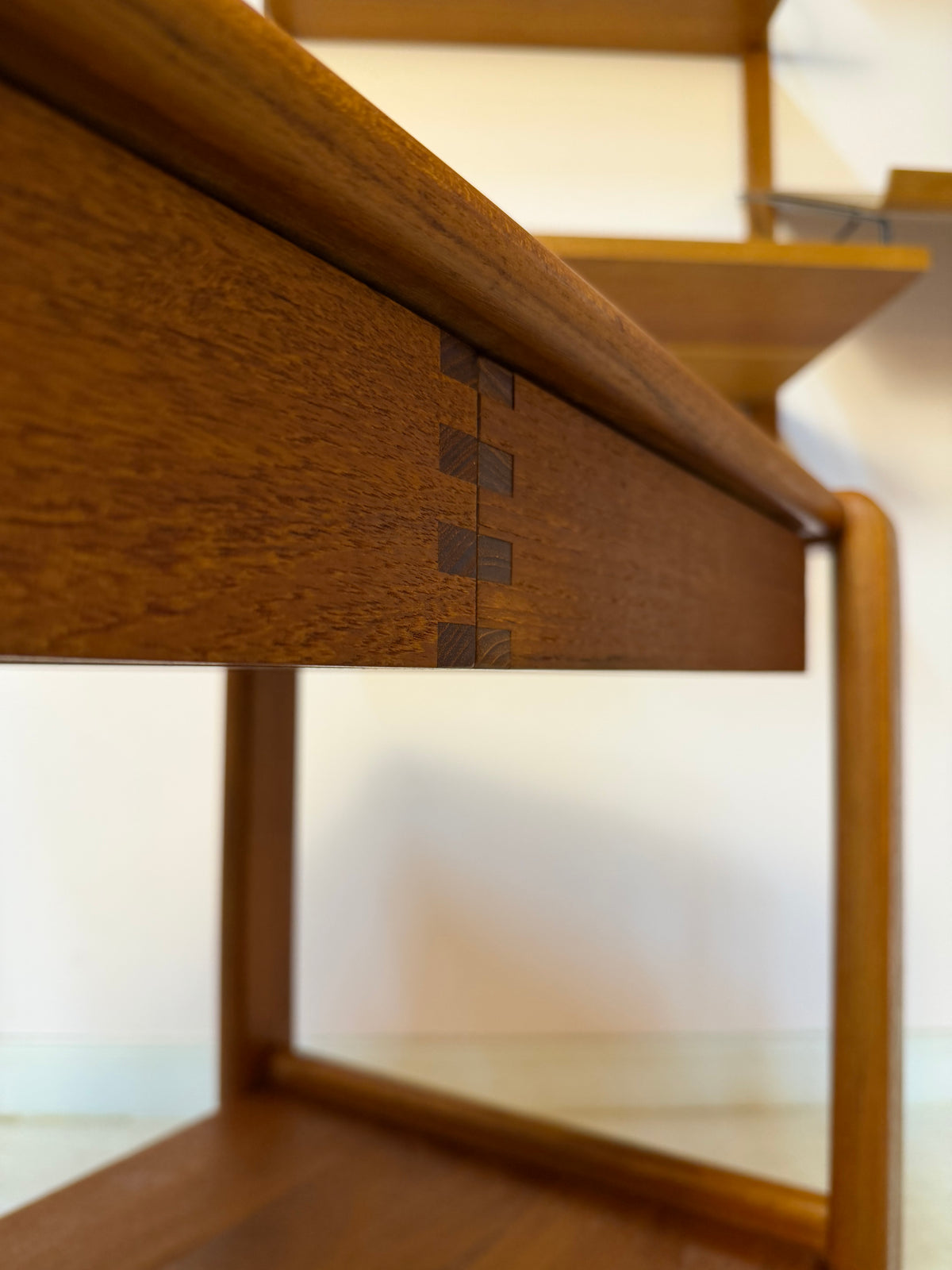 Beistelltisch Teak mit Schubladen & Ablage aus Dänemark