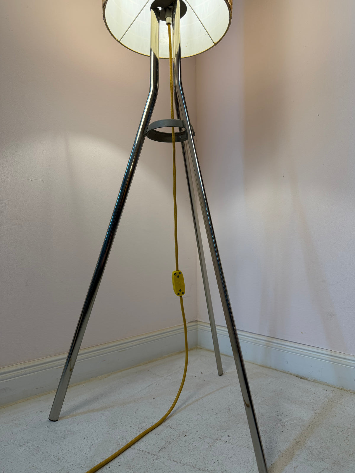 Stehlampe mit Bast-Strukturgeflecht & Chromgestell