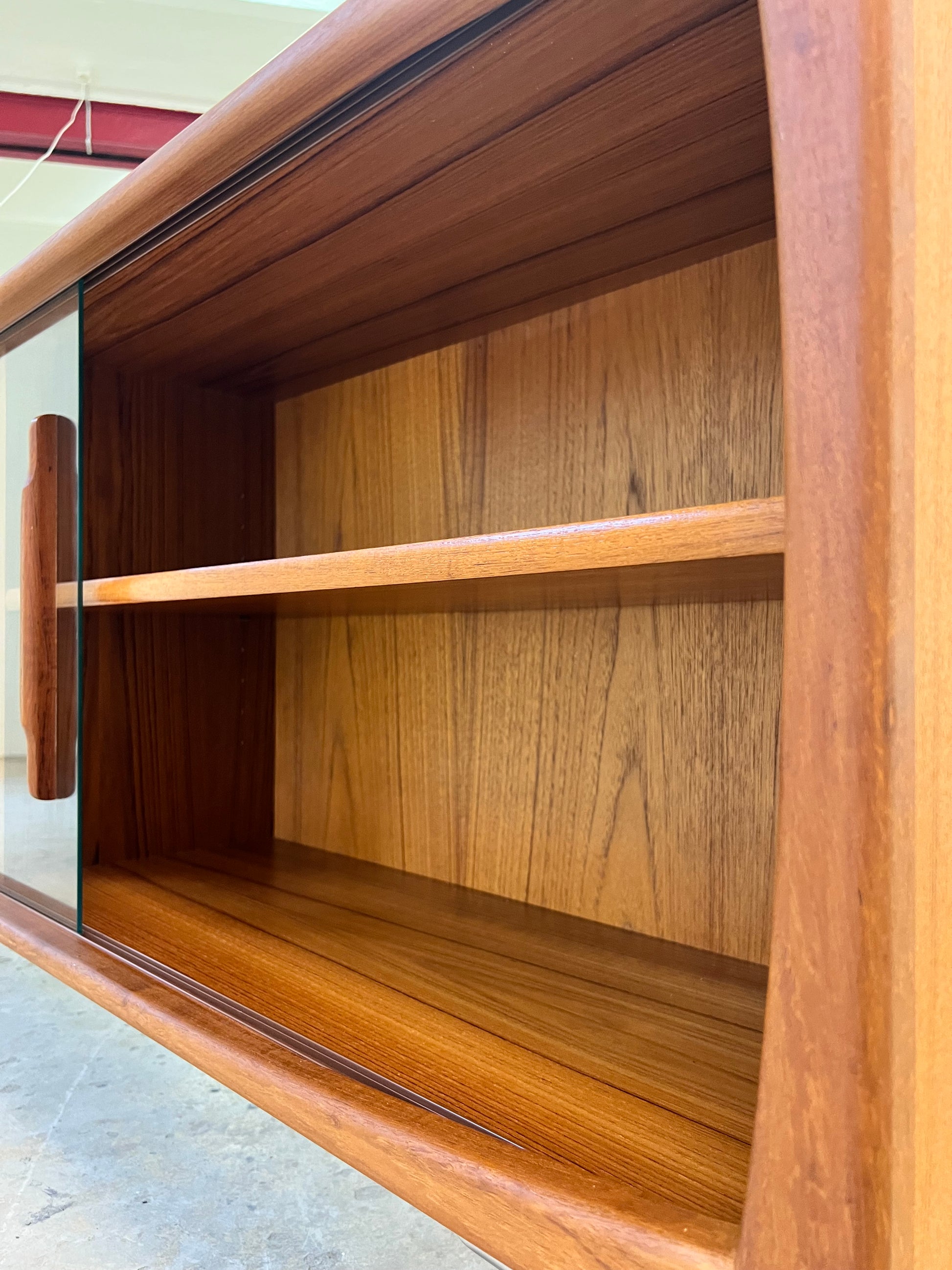 Sideboard Vitrine Teak mit Chromfüßen von Dyrlund