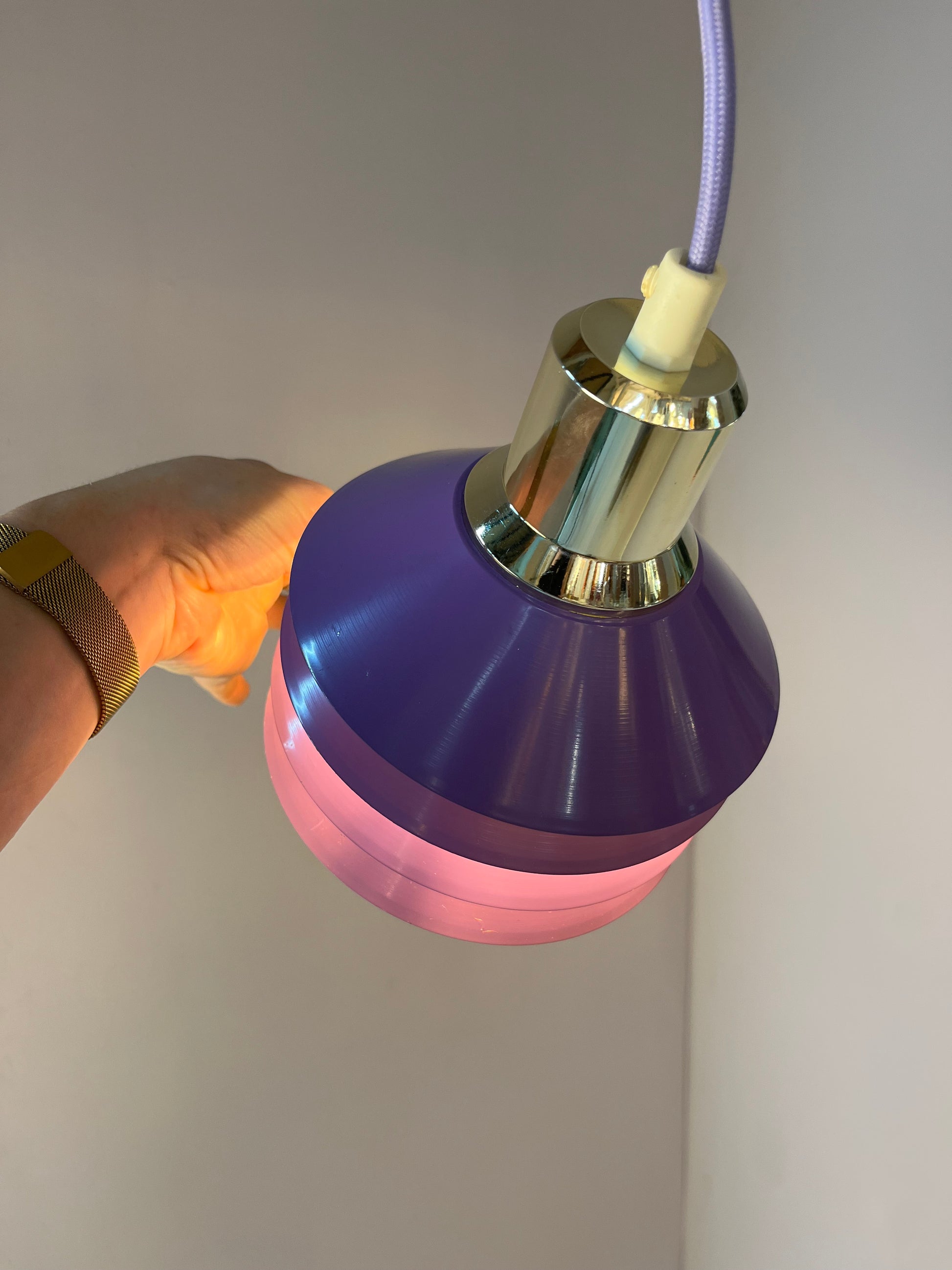 Lamellenlampe Modell Siam lila silber von Design Light