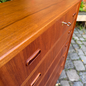 Kommode Teak mit Griffmulden & Schloss aus Dänemark