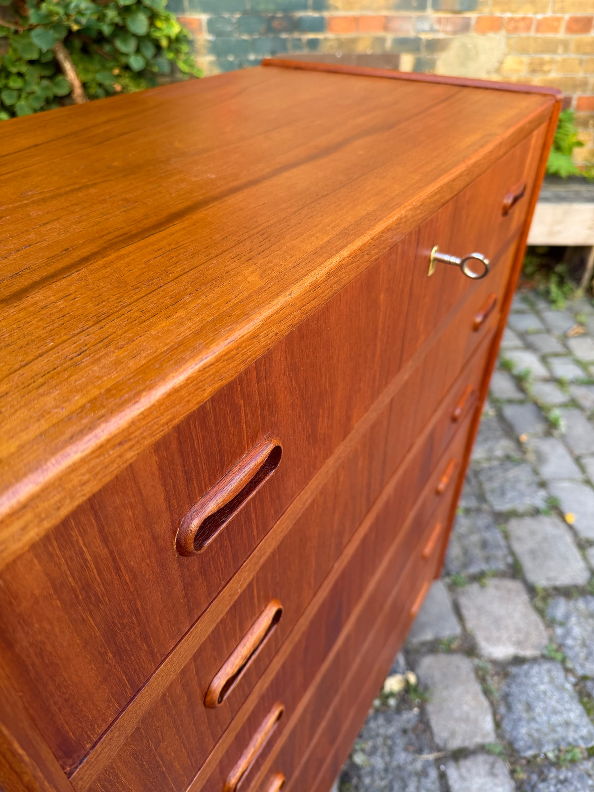 Kommode Teak mit Griffmulden & Schloss aus Dänemark
