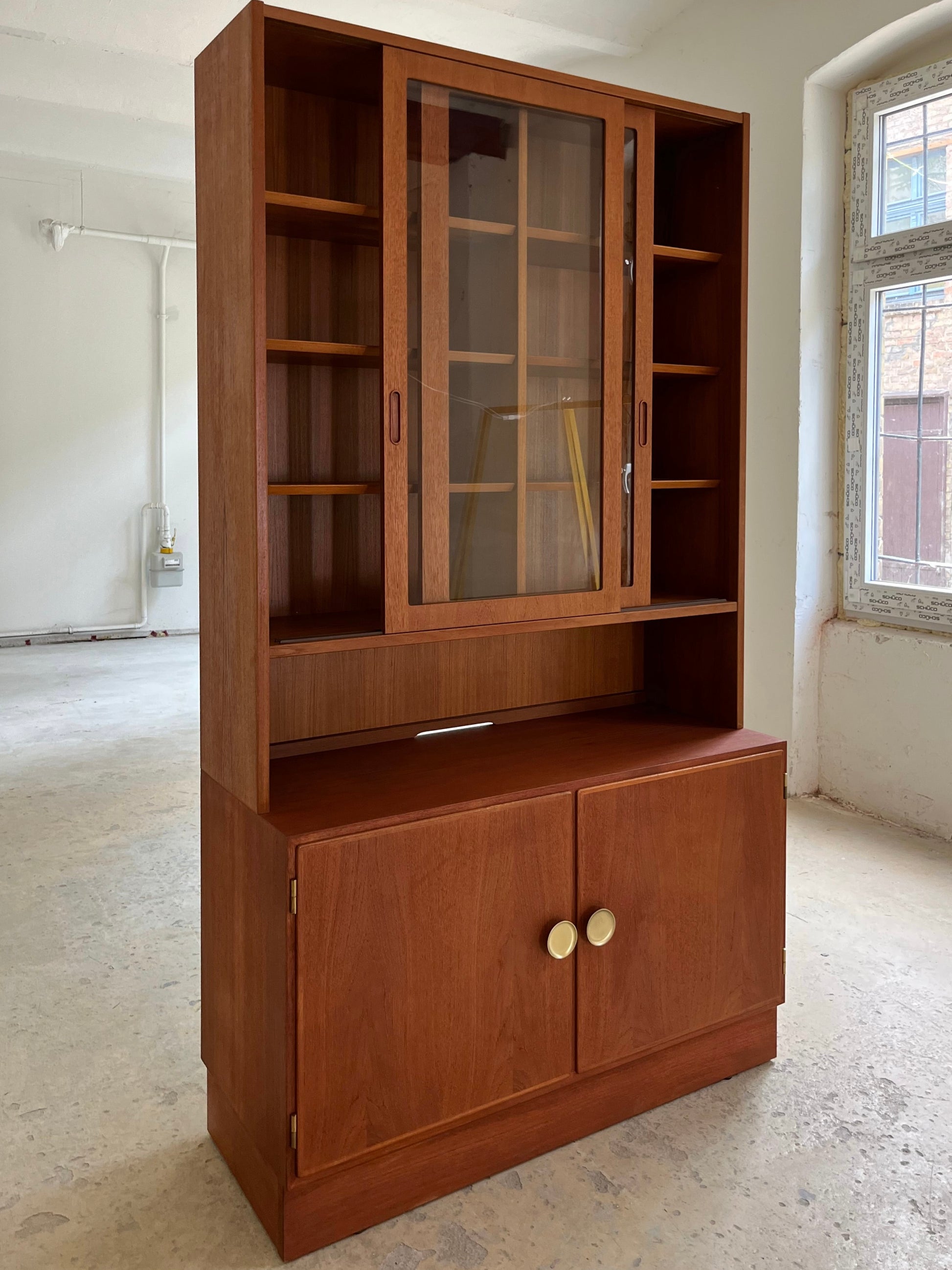 Vitrine Teak mit Schiebetüren von Hundevad