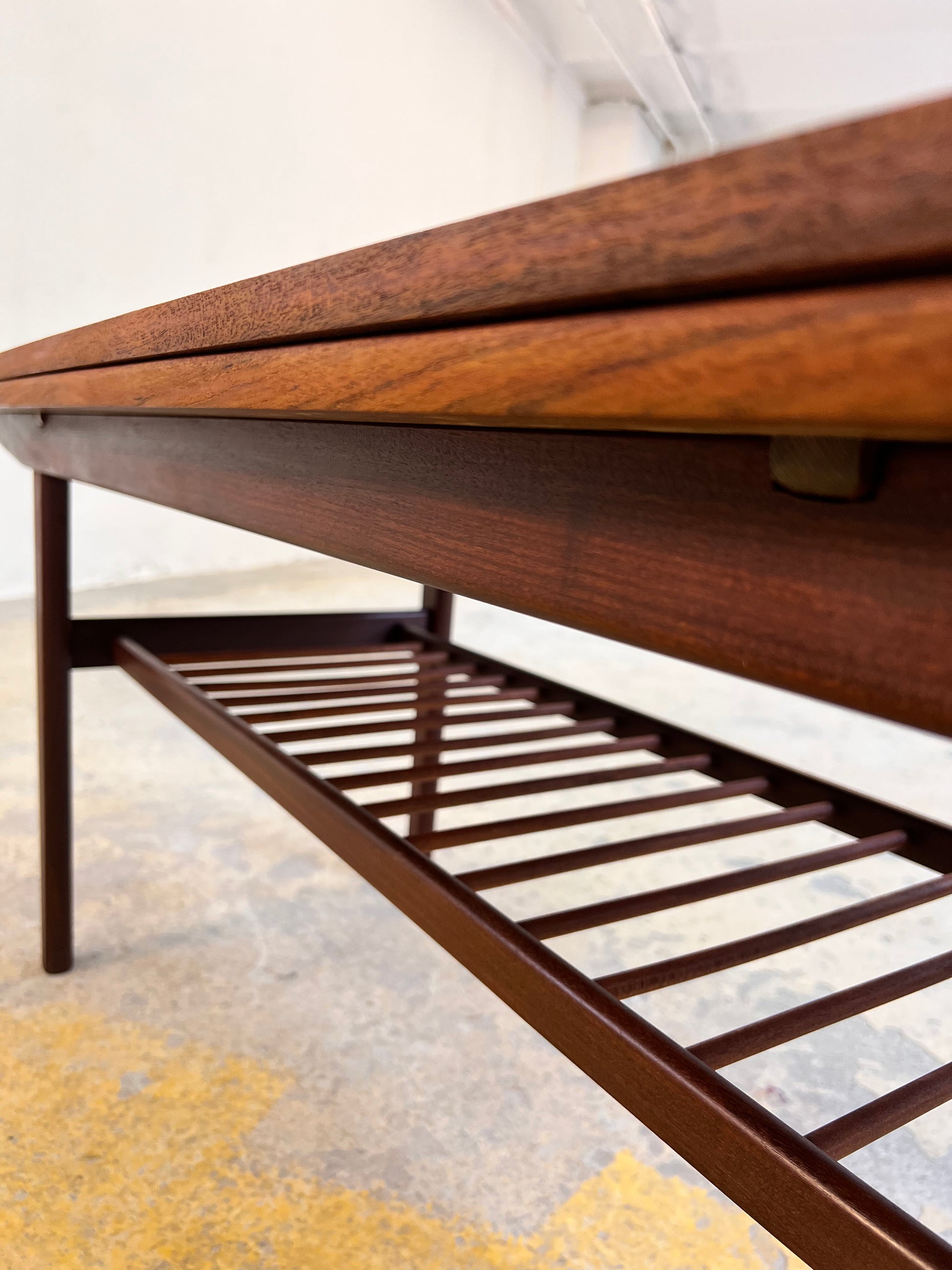 Ausziehbarer Couchtisch Teak mit Ablage