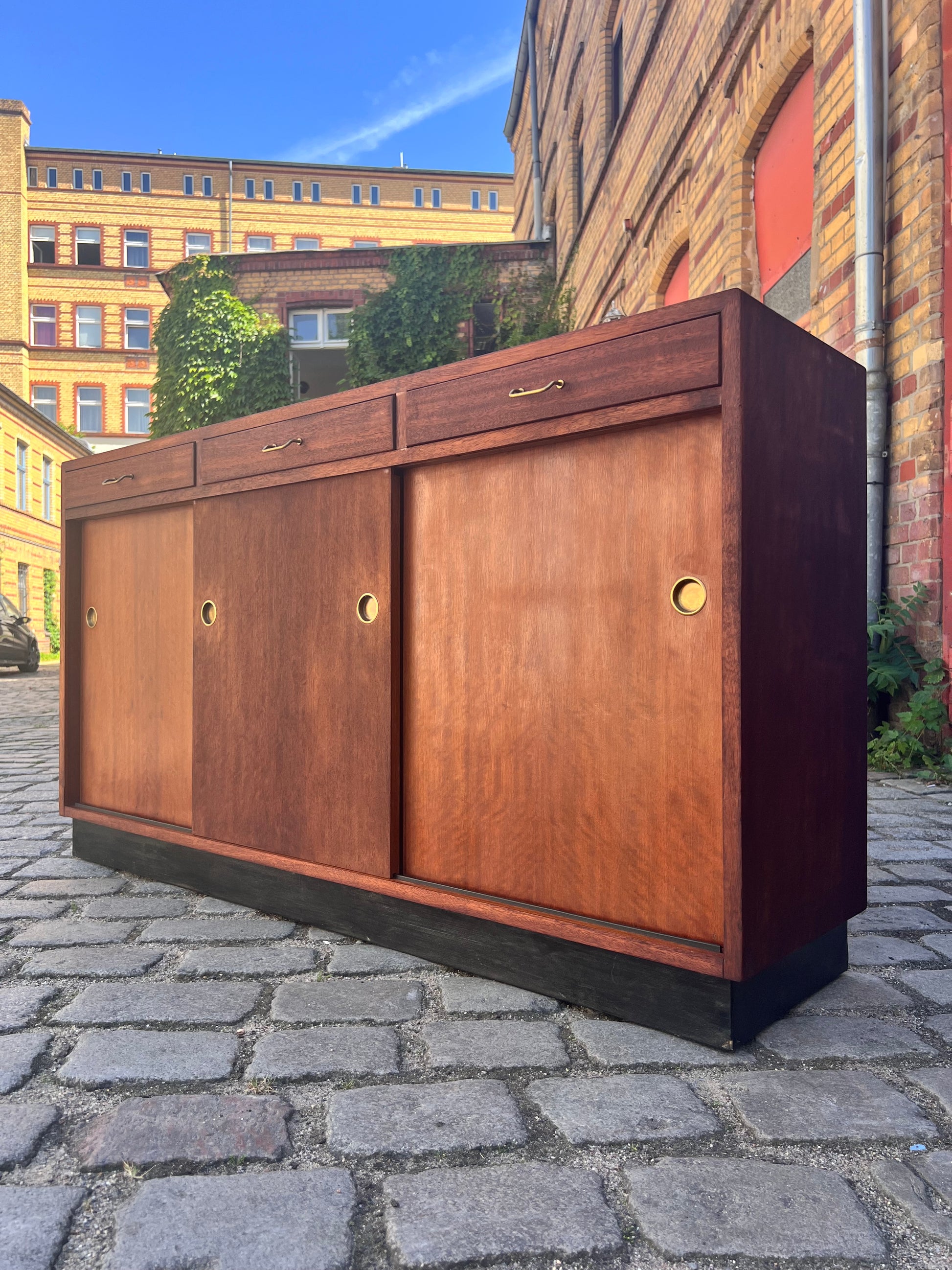 Schuhschrank Teak mit Messinggriffen aus Dänemark