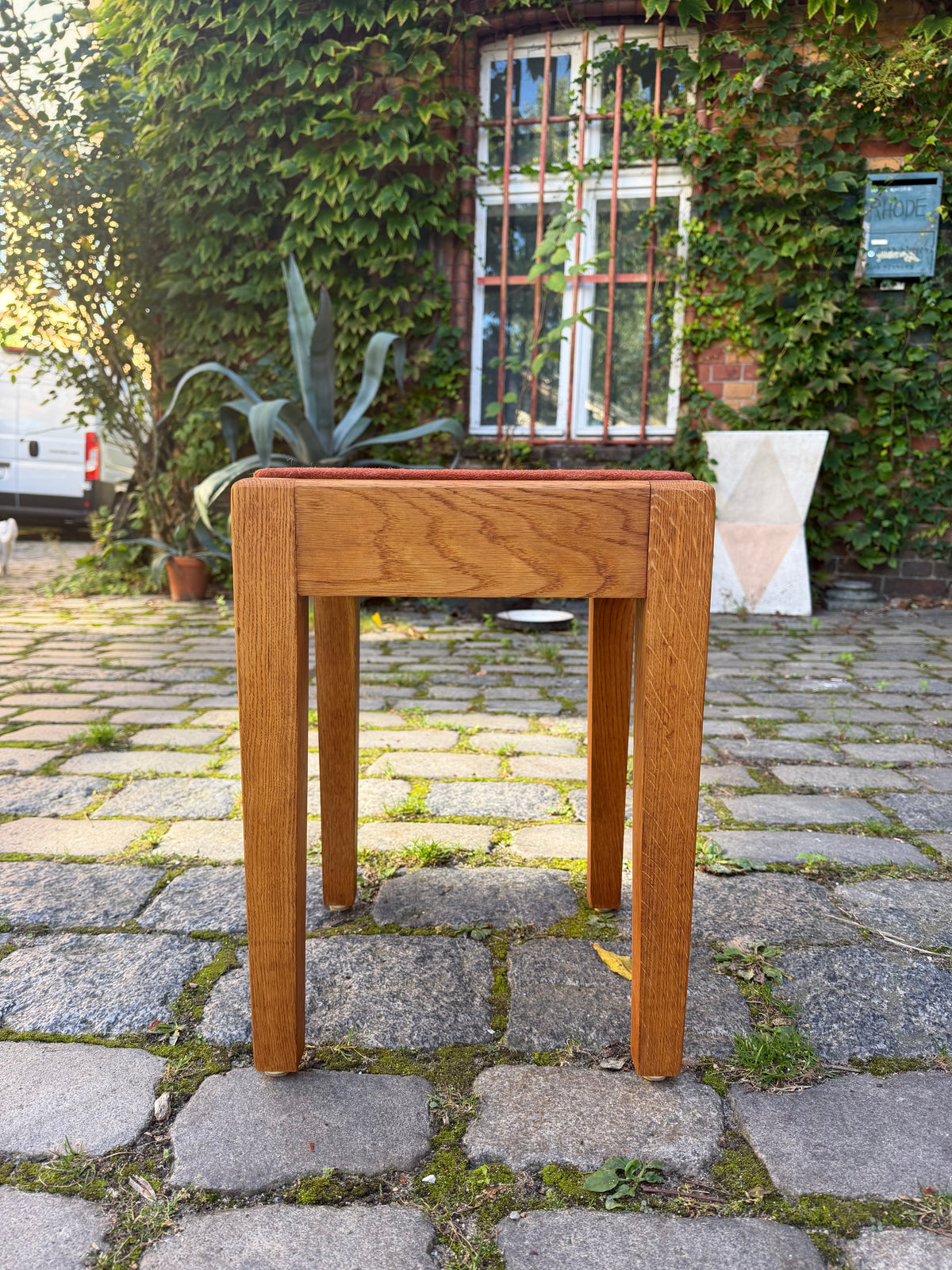 Hocker Eiche mit roter Sitzfläche aus Dänemark