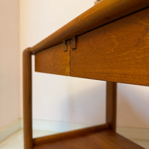 Beistelltisch Teak mit Schubladen & Ablage aus Dänemark