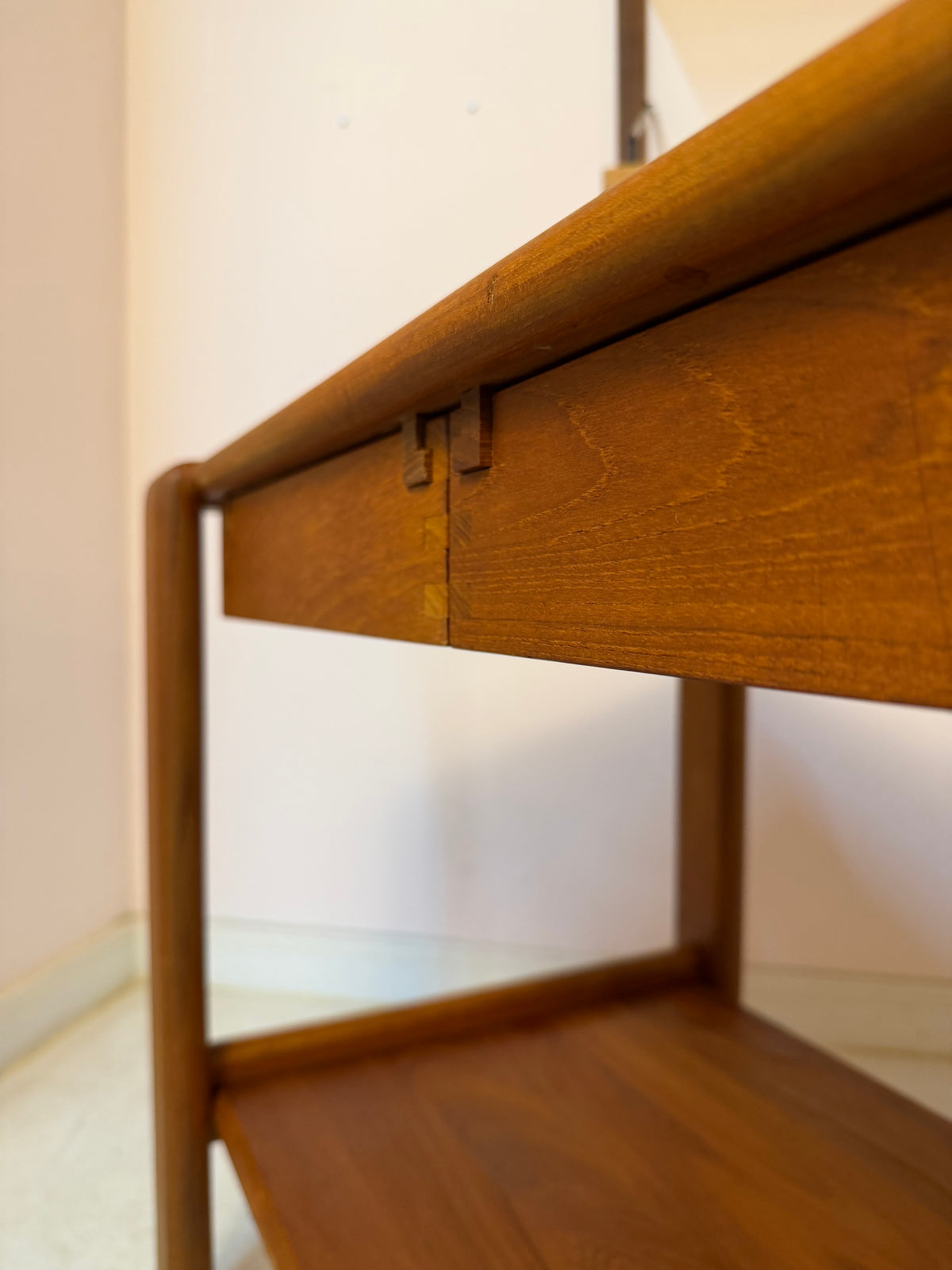 Beistelltisch Teak mit Schubladen & Ablage aus Dänemark
