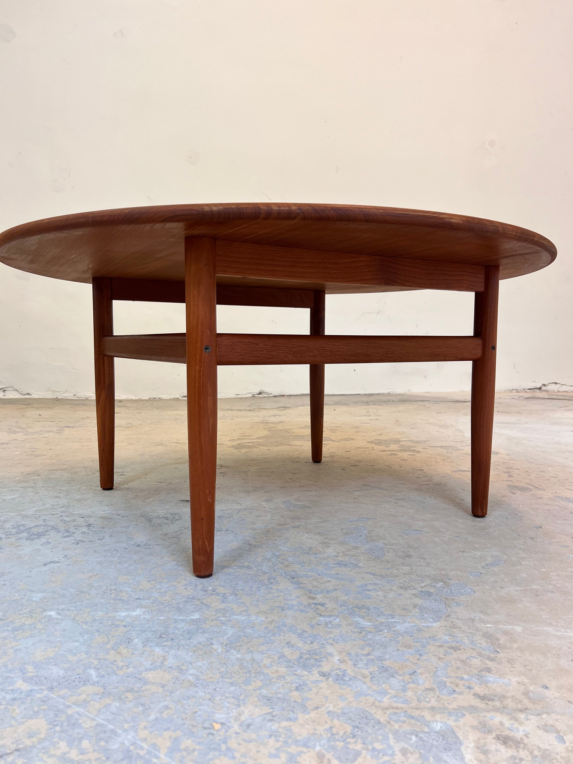 Runder Couchtisch Teak von Niels Bach