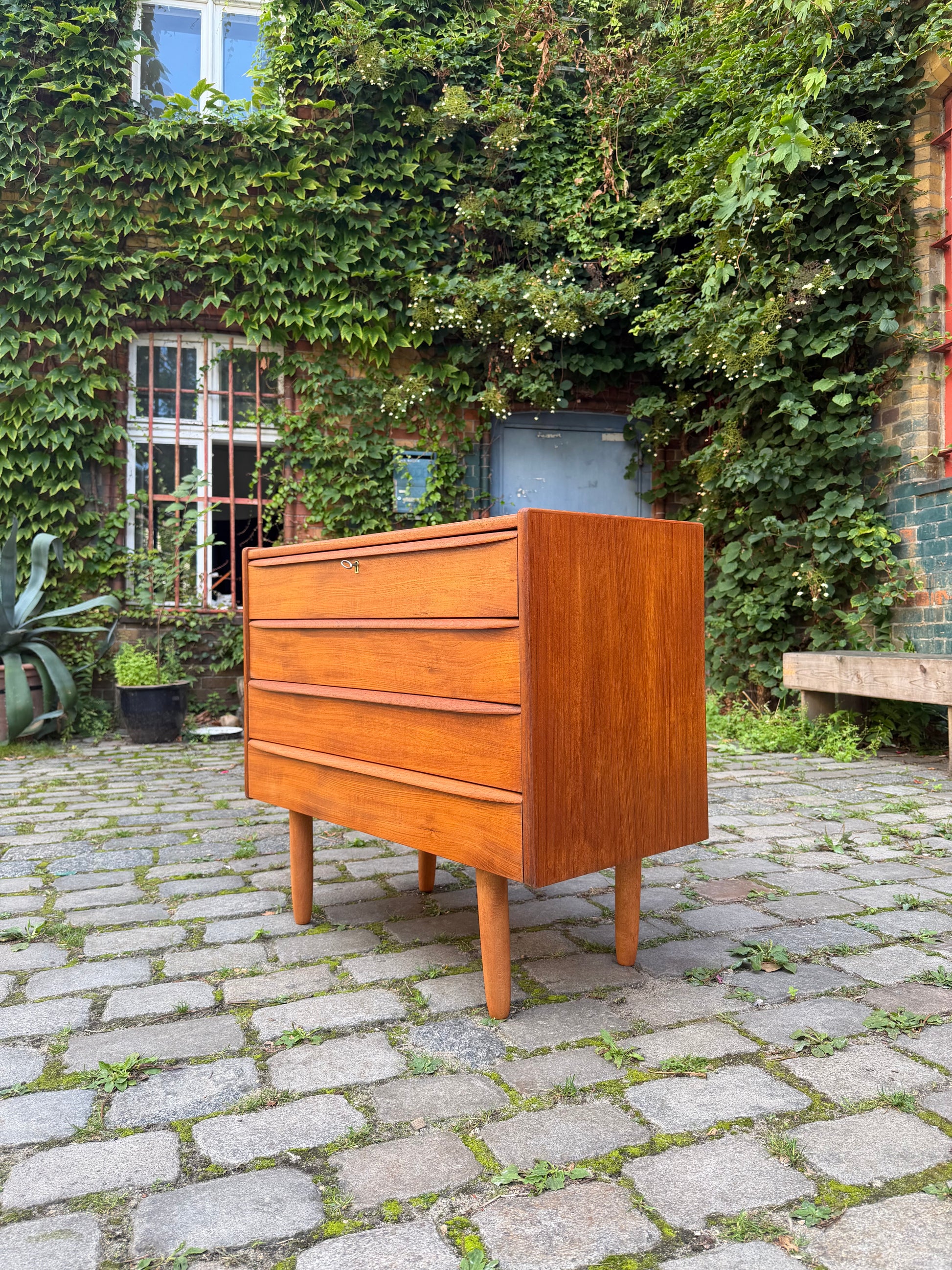 Kleine Kommode Teak mit Schloss aus Dänemark