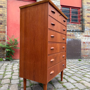 Kommode Teak mit Muschelgriffen & Schloss aus Dänemark