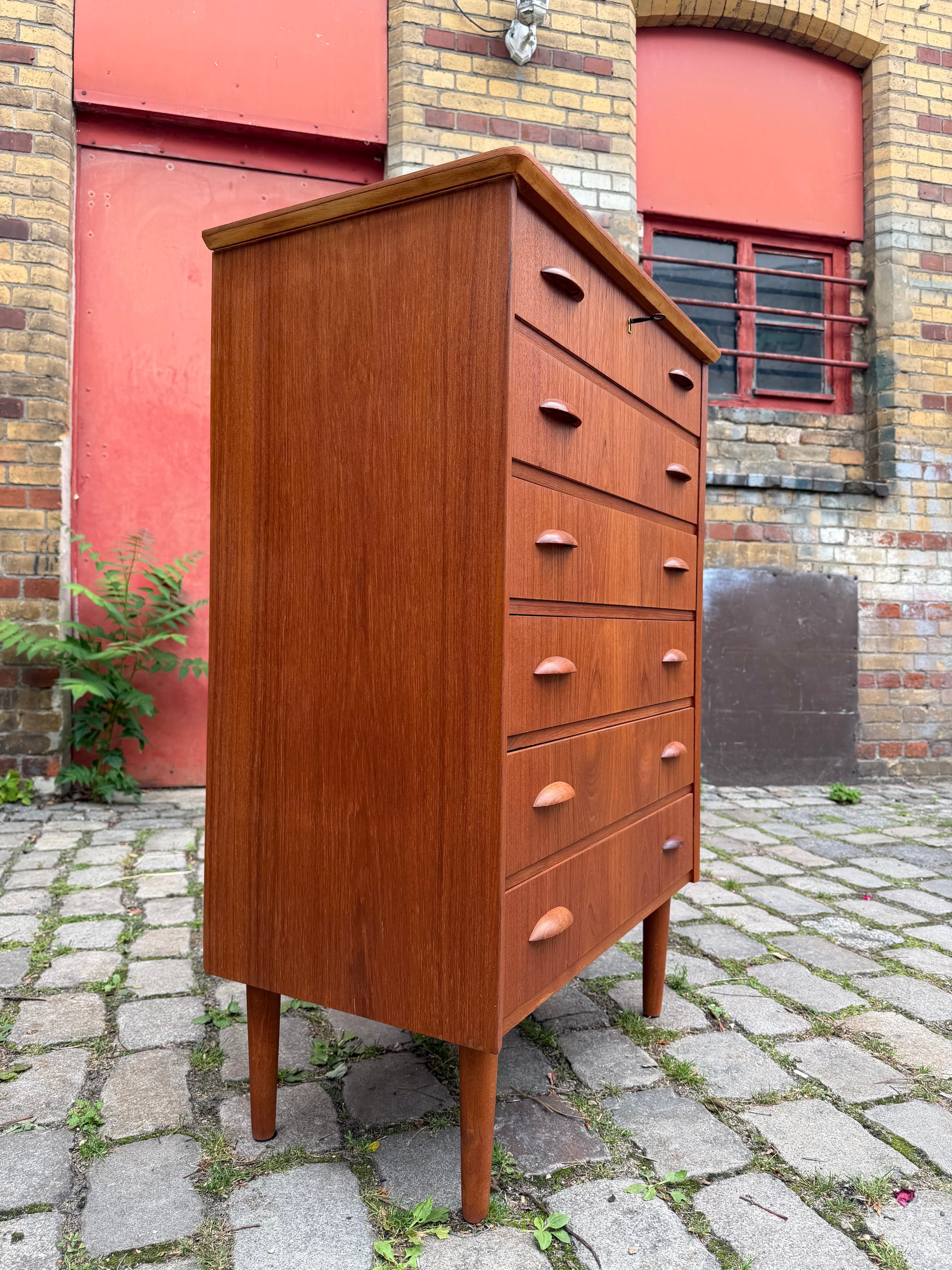 Kommode Teak mit Muschelgriffen & Schloss aus Dänemark