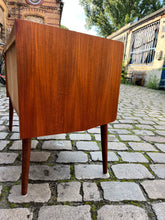 Lade das Bild in den Galerie-Viewer, Kommode Teak aus Dänemark
