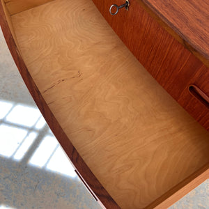 Halbrunde Kommode Teak mit Schloss aus Dänemark