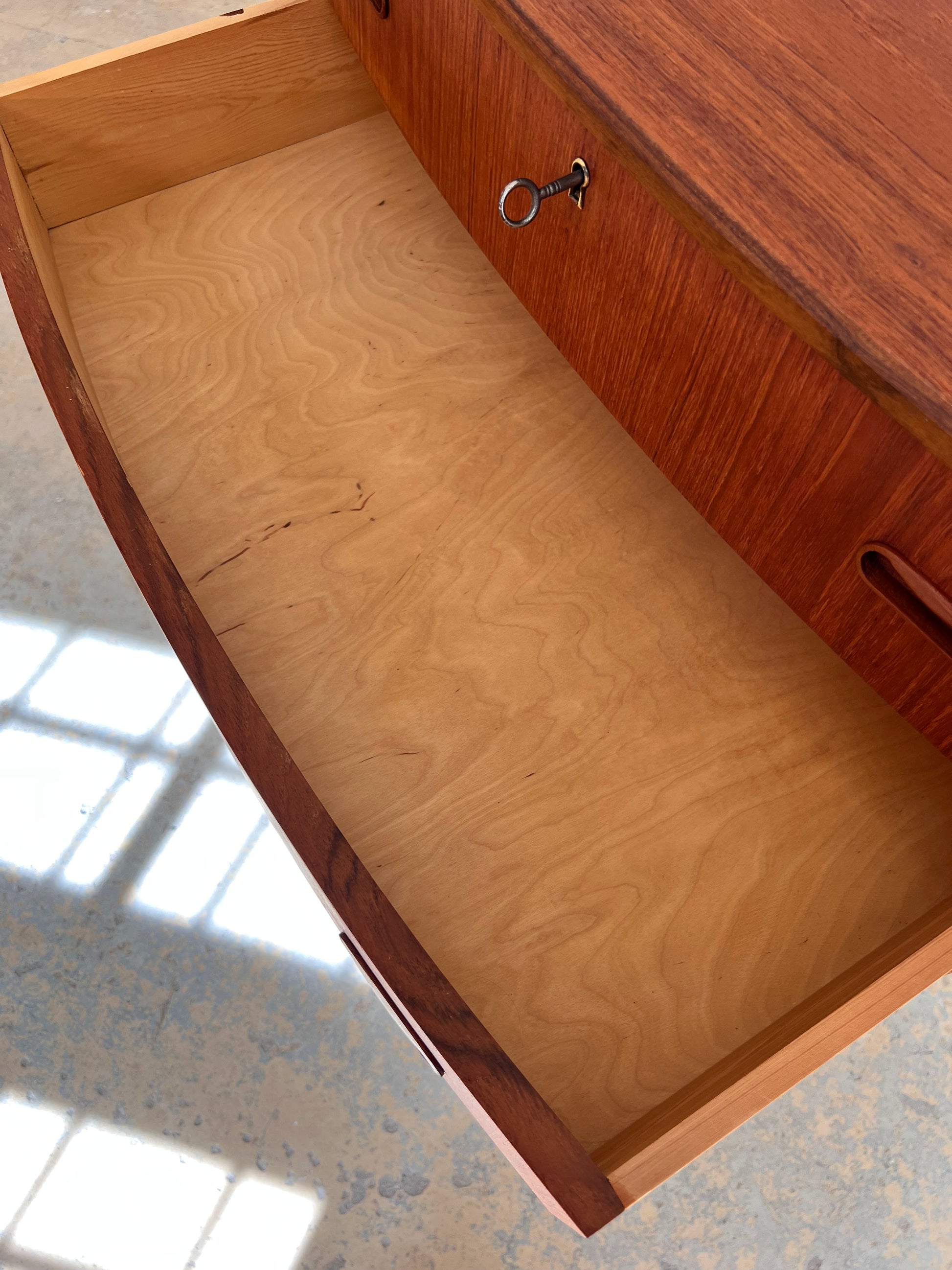 Halbrunde Kommode Teak mit Schloss aus Dänemark