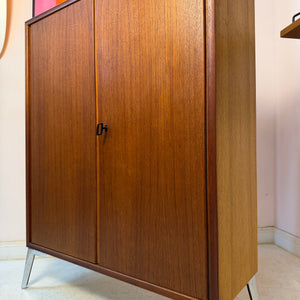 Schrank Teak mit Schloss & neuen Chromfüßen von Heinrich Riestenpatt