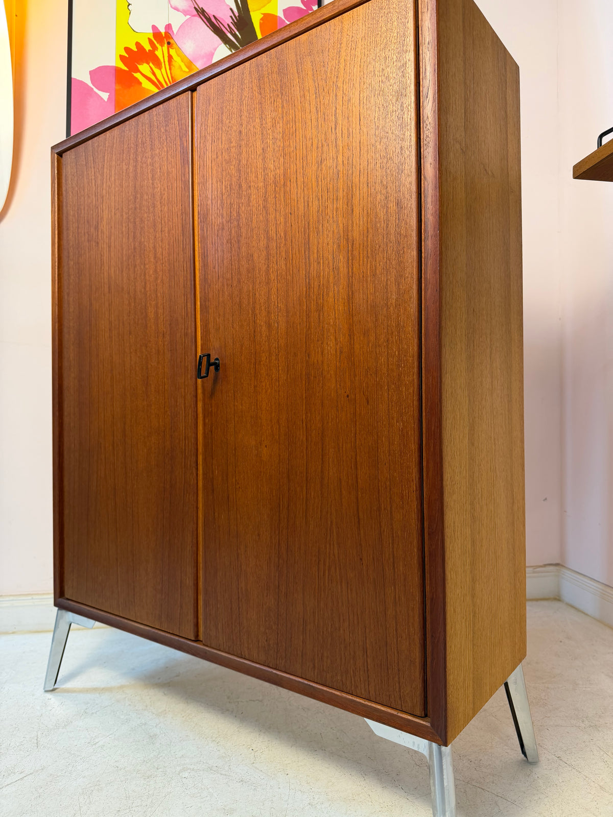 Schrank Teak mit Schloss & neuen Chromfüßen von Heinrich Riestenpatt