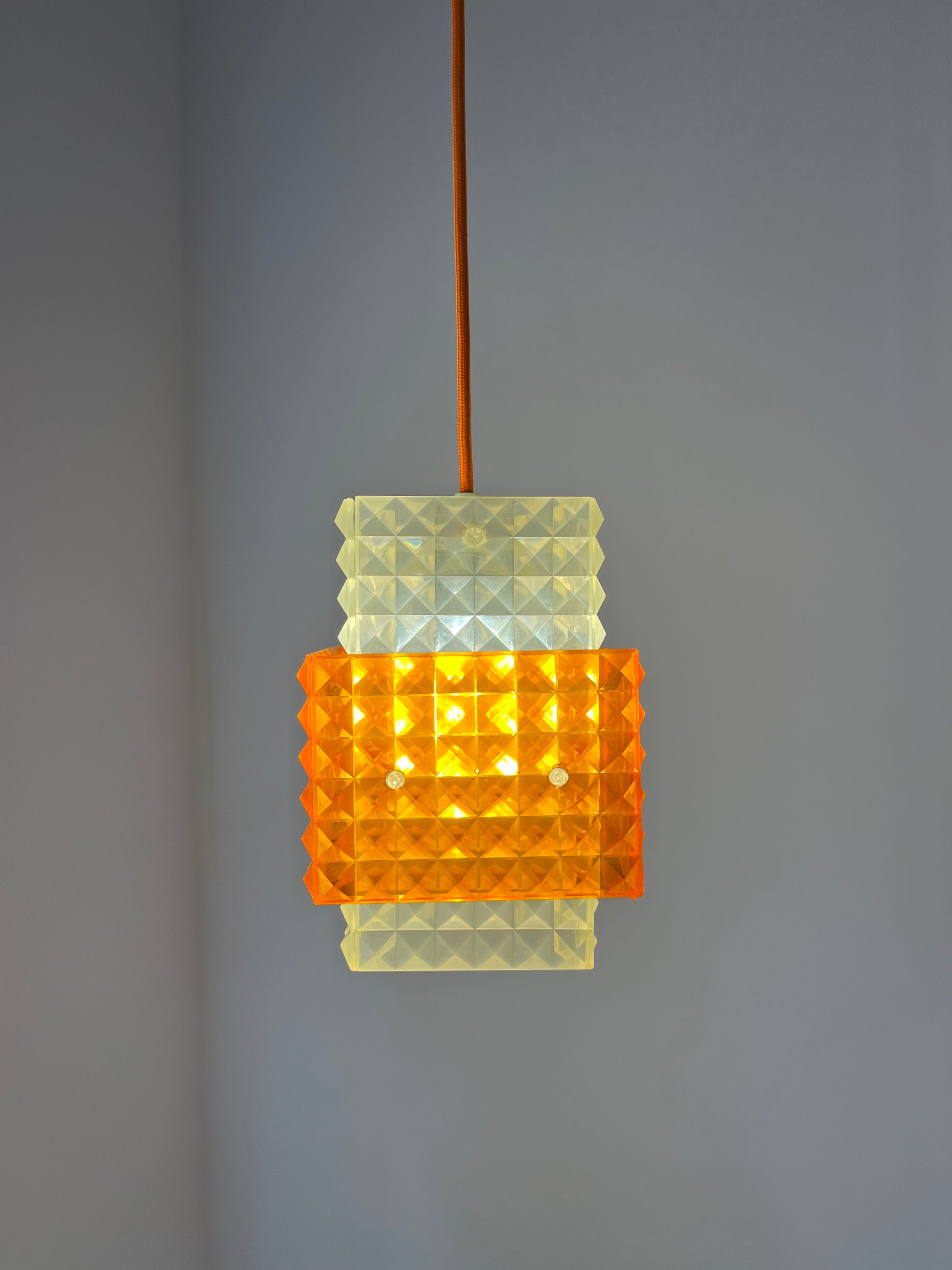 Hängelampe orange weiß mit Wabenstruktur aus der DDR