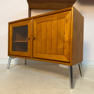 Kleiner Schrank mit Vitrine und Tür rechts von Dyrlund