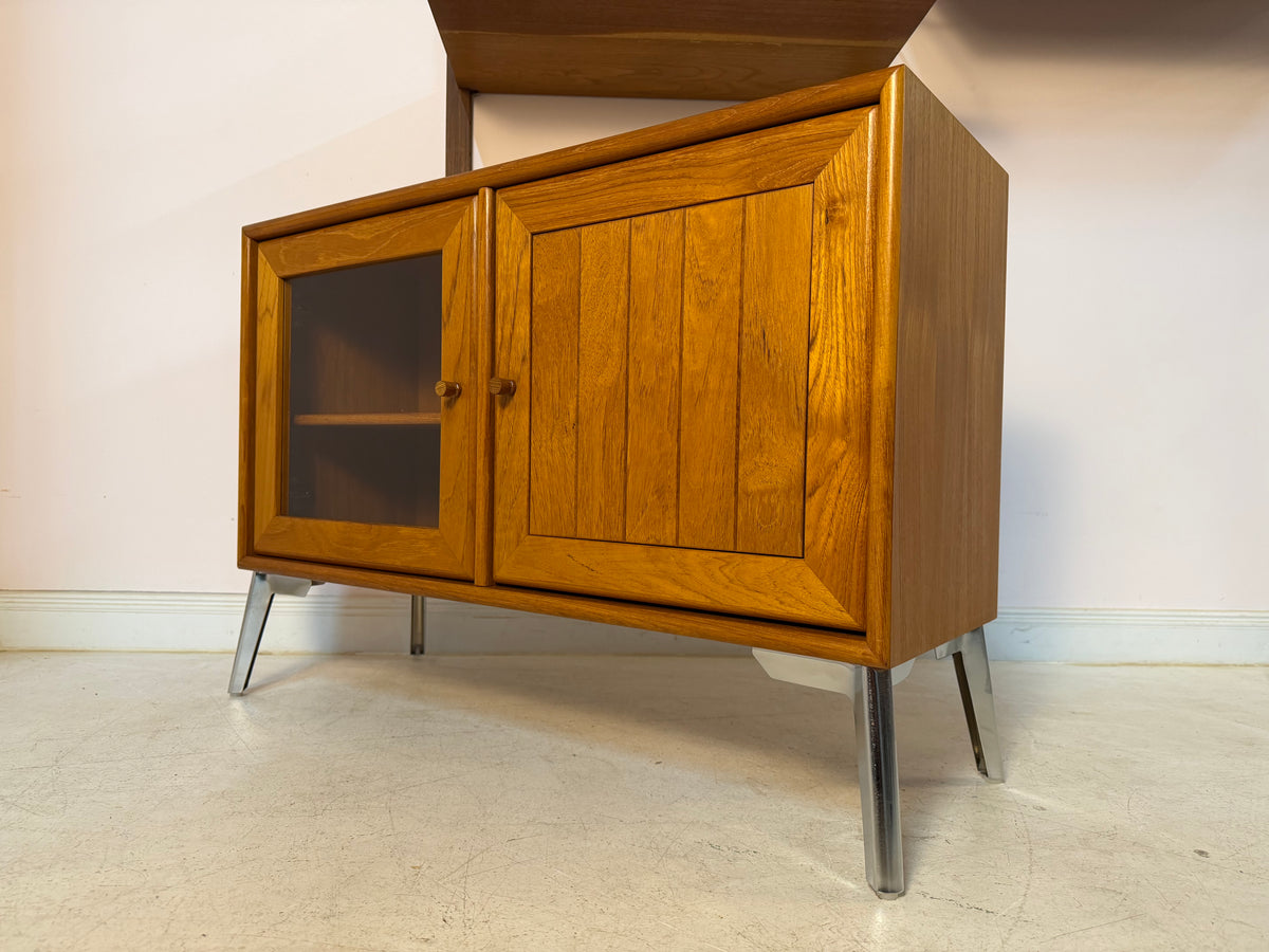 Kleiner Schrank mit Vitrine und Tür rechts von Dyrlund