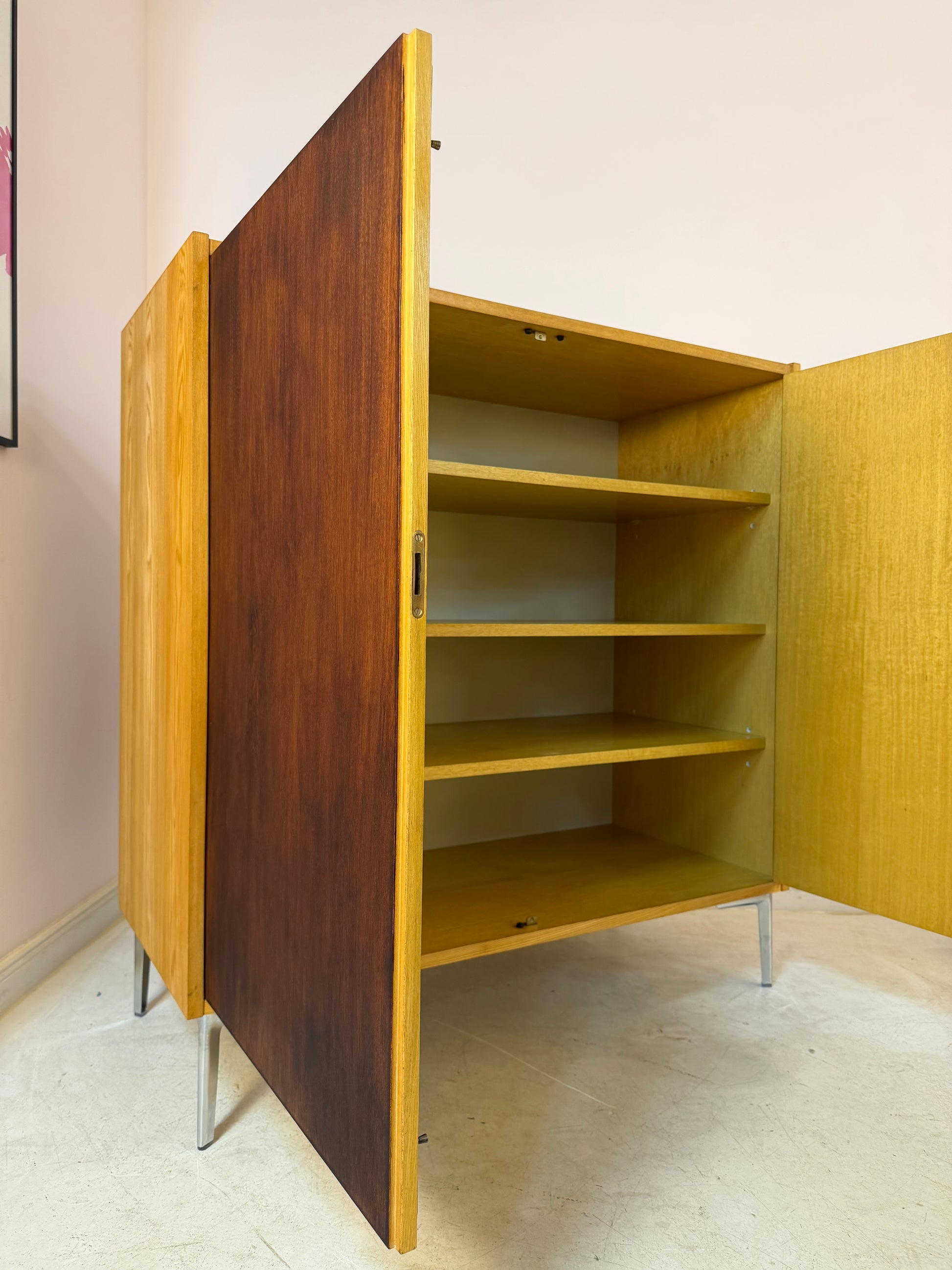 Schrank Typ 430 mit dunkler Front & neuen Chromfüßen von Joachim Nebelung für Hellerau