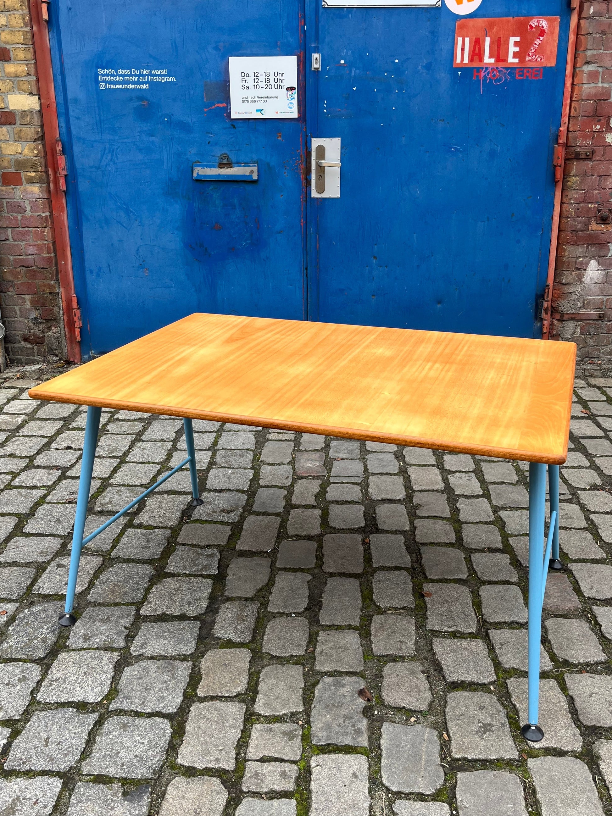 Esstisch Werktisch mit hellblauem Gestell