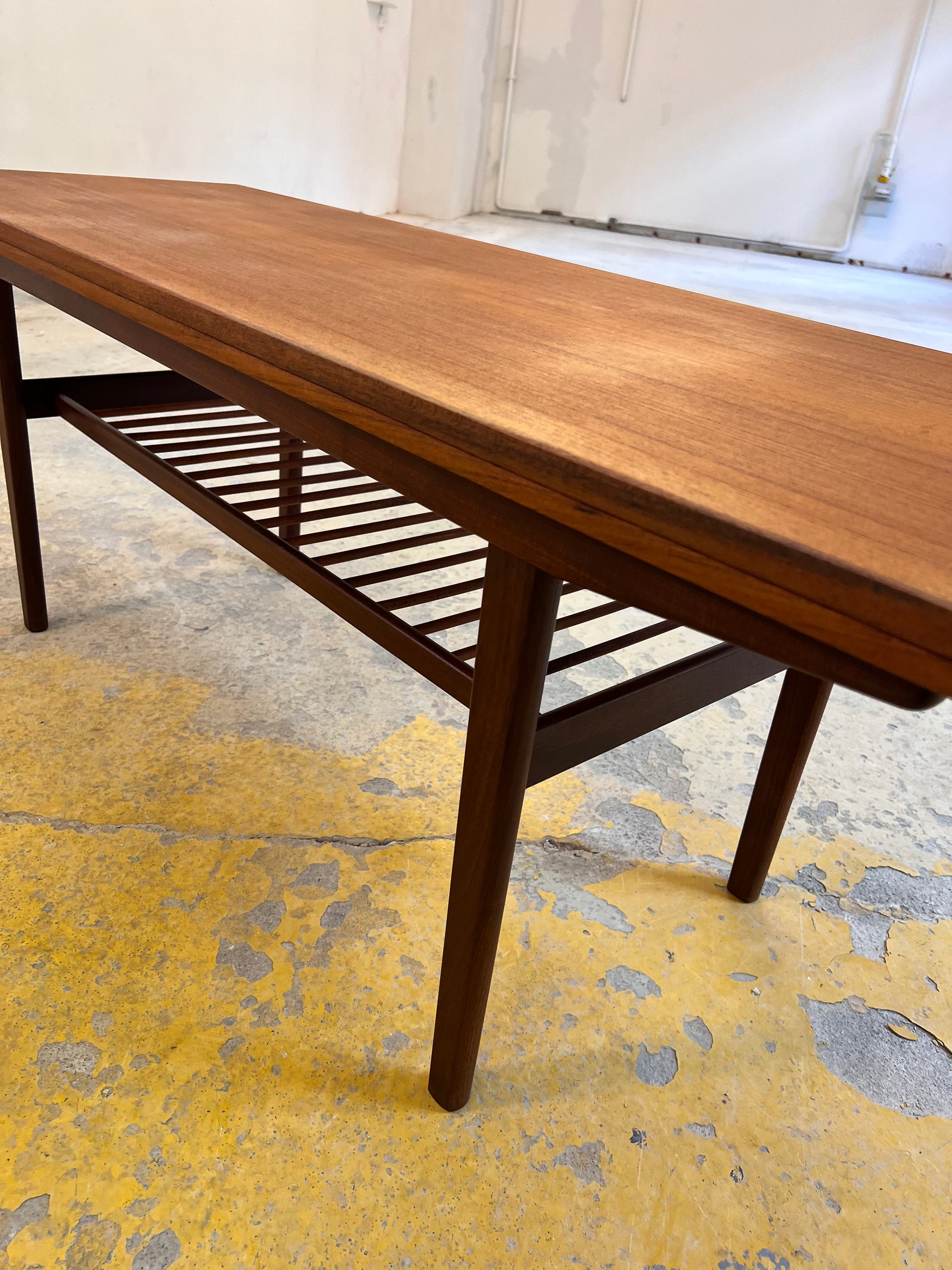 Ausziehbarer Couchtisch Teak mit Ablage