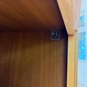 Bücherregal Nussbaum mit neuen Chromfüßen von WK Möbel