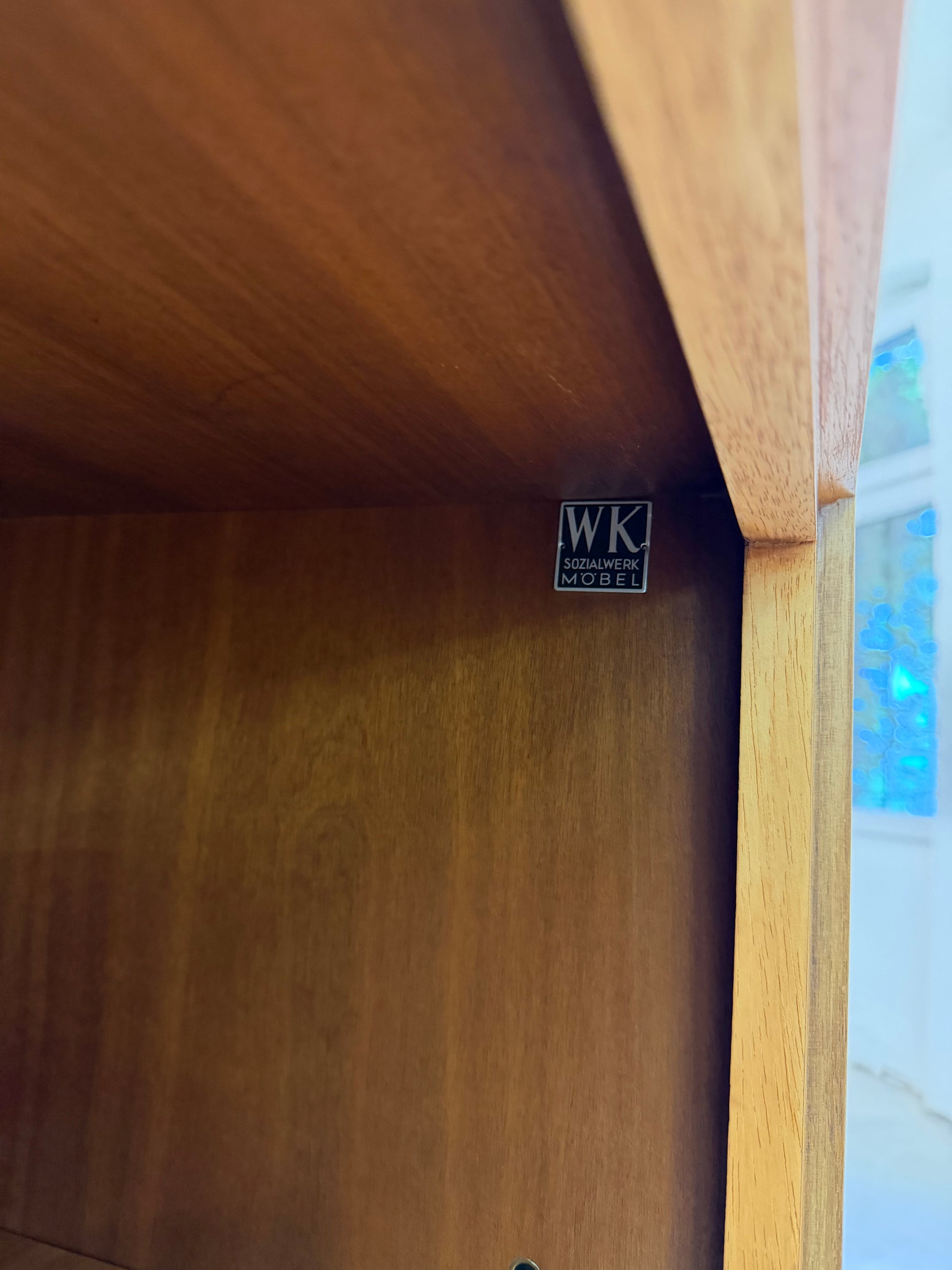 Bücherregal Nussbaum mit neuen Chromfüßen von WK Möbel