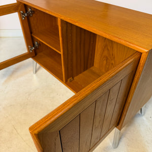 Kleiner Schrank mit Vitrine und Tür rechts von Dyrlund
