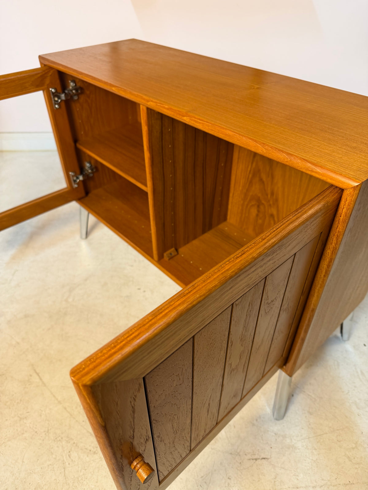 Kleiner Schrank mit Vitrine und Tür rechts von Dyrlund
