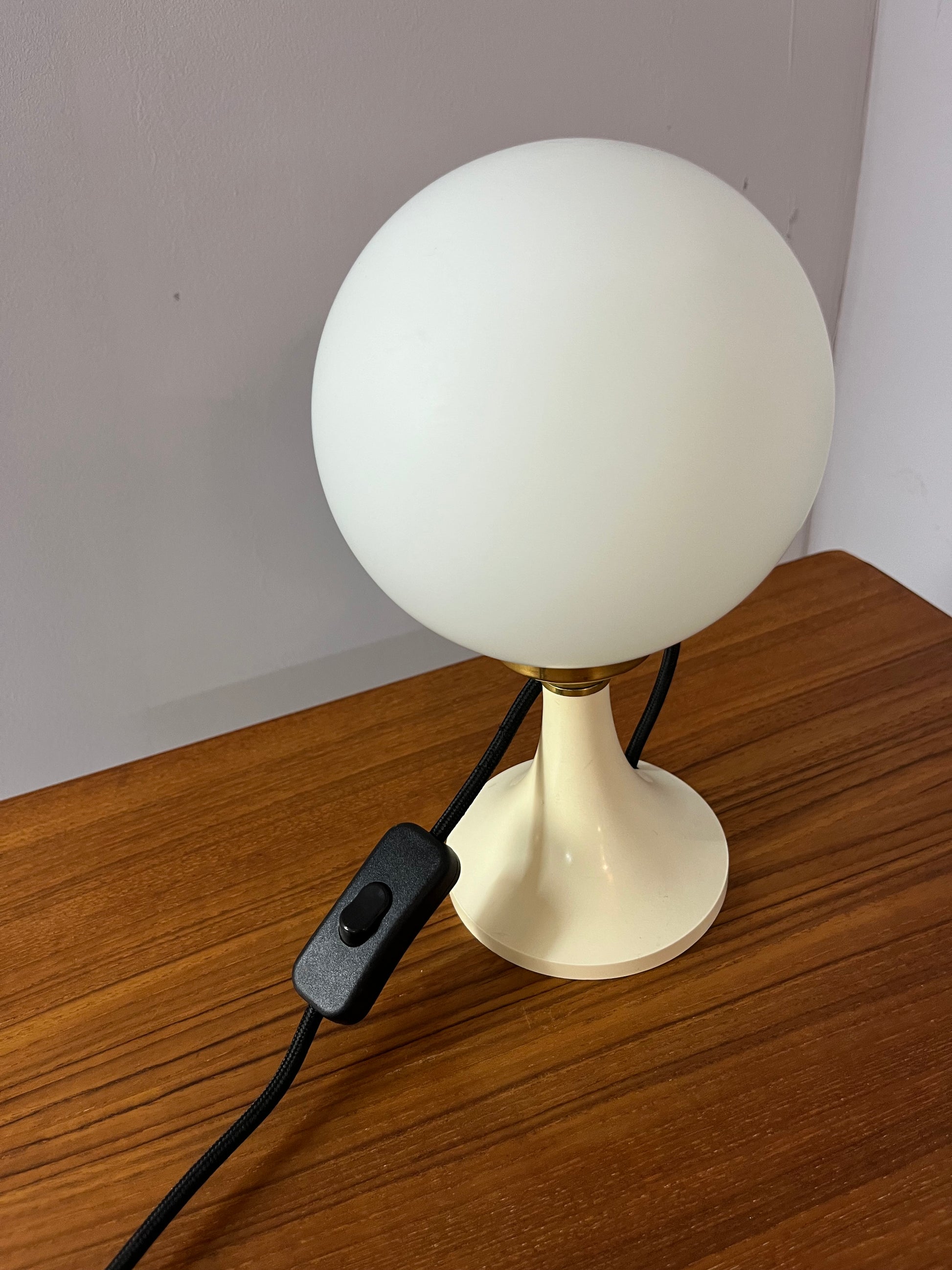 Kugeltischlampe Creme Messing von ETS Moderne Leuchten