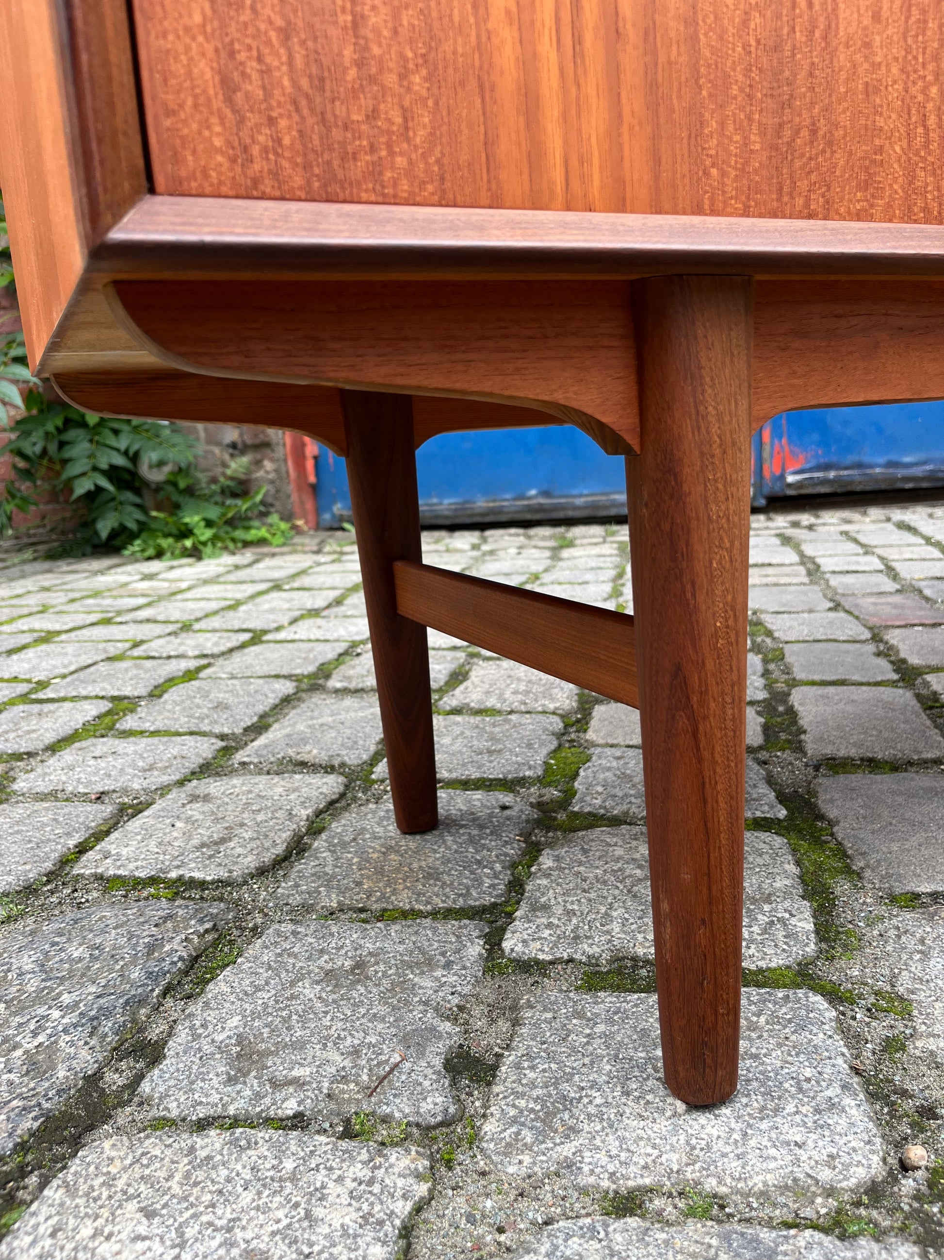 Highboard Teak mit schrägen Griffen aus Dänemark