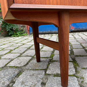 Highboard Teak mit schrägen Griffen aus Dänemark