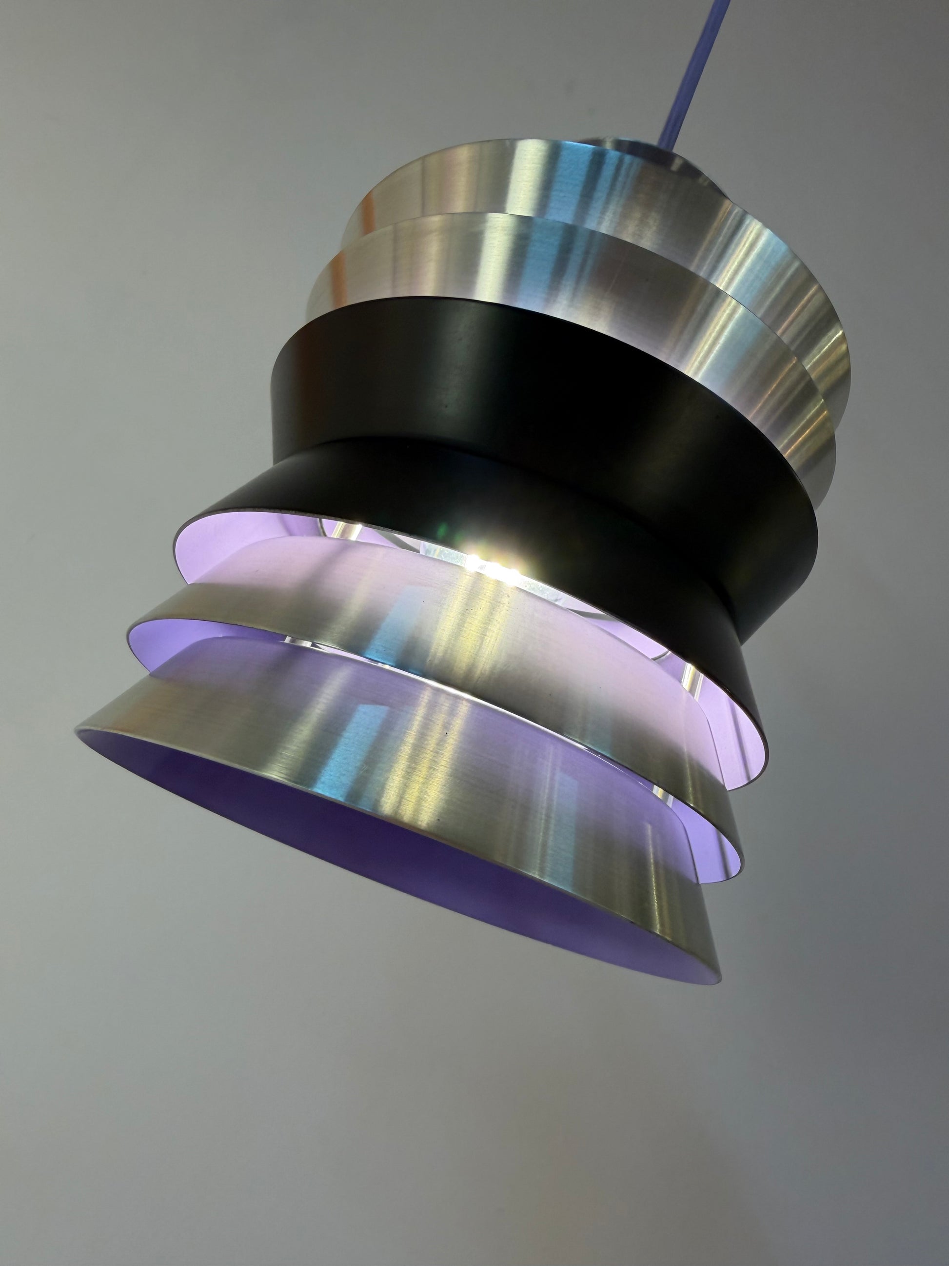 Lamellenlampe Trava silber schwarz lila von Carl Thore für Granhaga