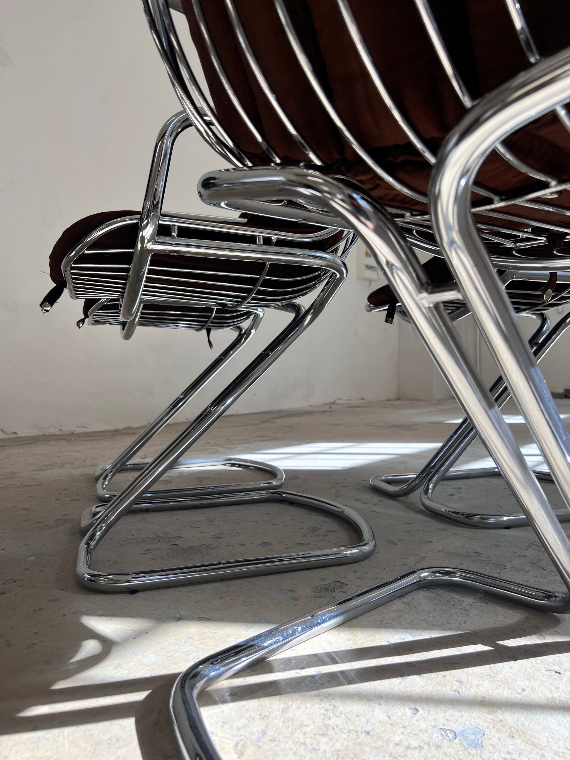 Freischwinger Chrom mit braunem Sitzkissen von Gastone Rinaldi für Rima