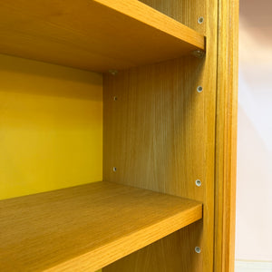Vitrine Esche mit gelber Rückwand & neuen Chromfüßen von Hellerau