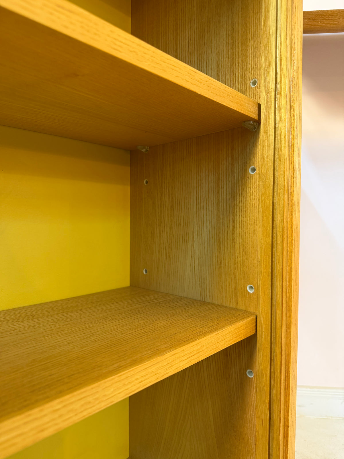 Vitrine Esche mit gelber Rückwand & neuen Chromfüßen von Hellerau