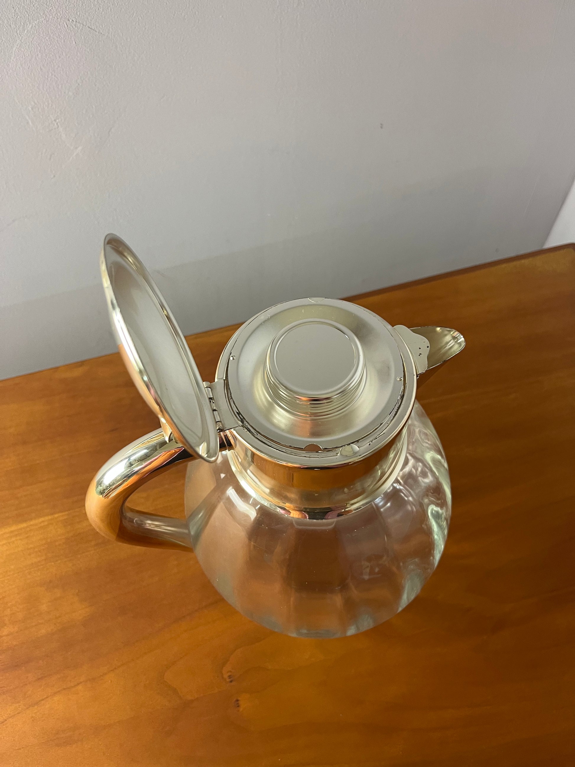 Karaffe mit Eiskühler und Silberdeckel