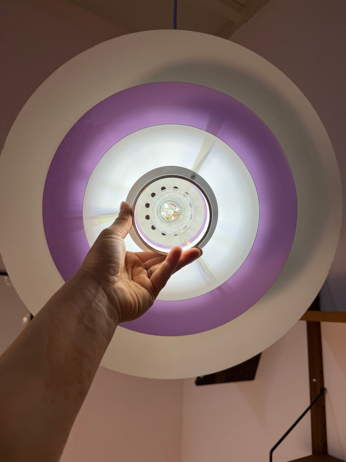 Lamellenlampe weiß lila von Formlight